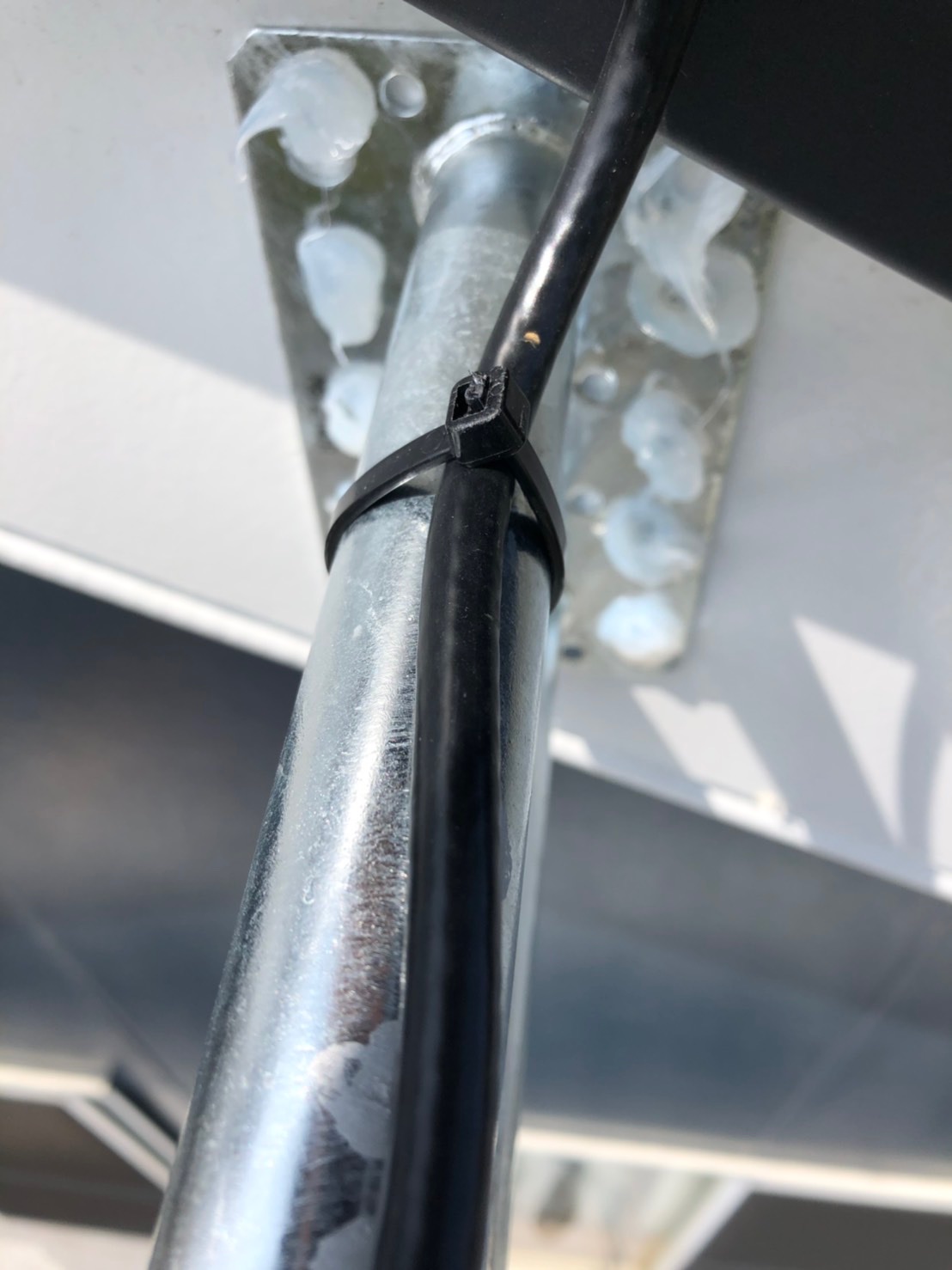 破風板にビス止めしたサイドベース