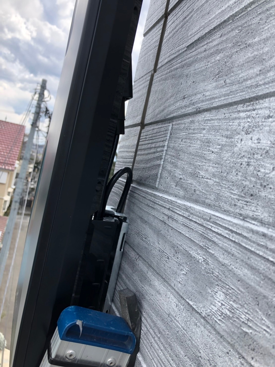 外壁に取り付けたデザインアンテナ