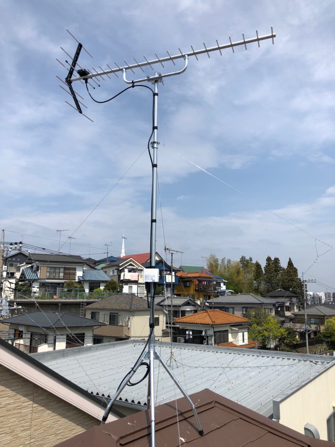 屋根上に設置したUHFアンテナ