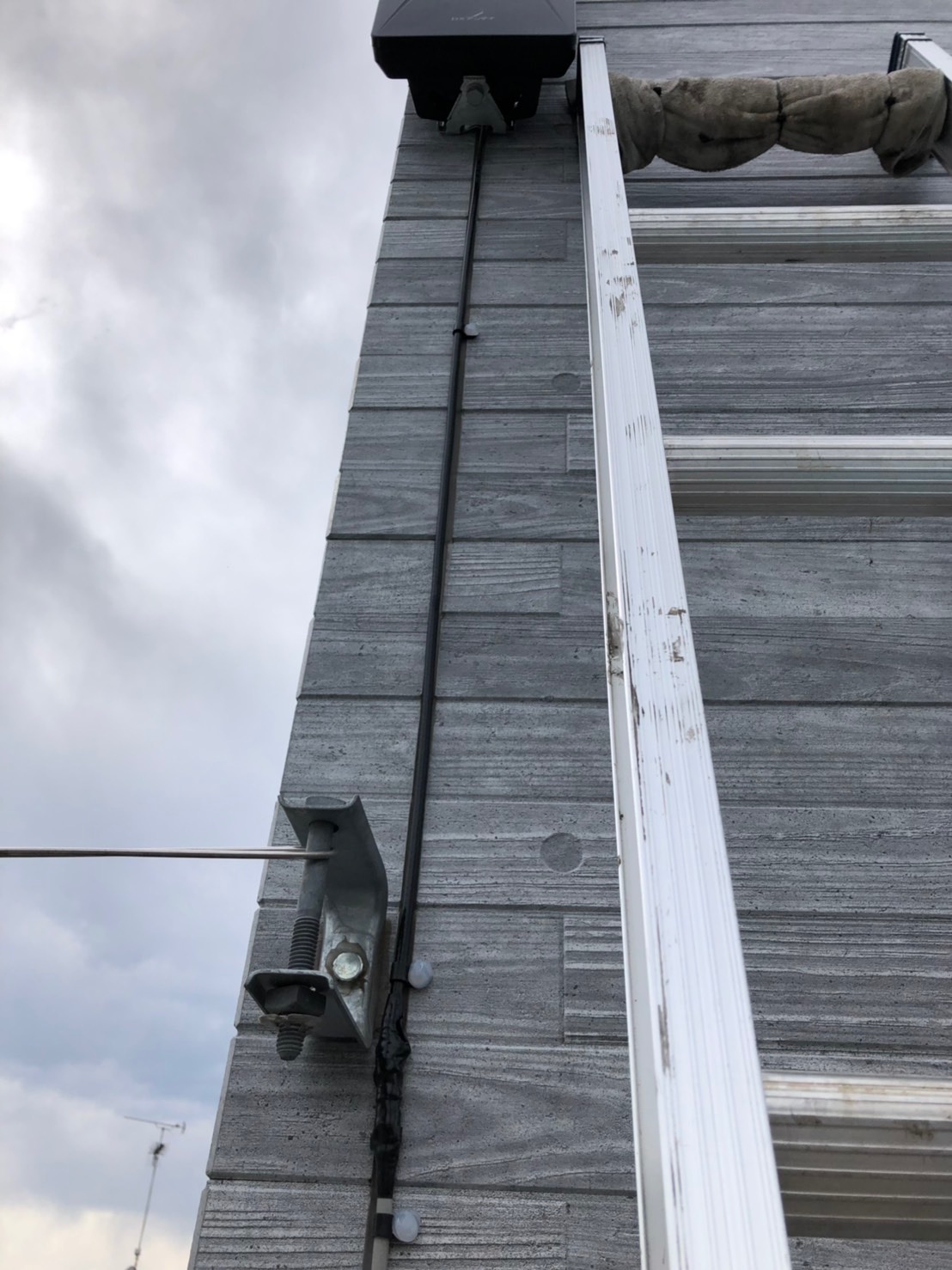 外壁に立てかけた梯子