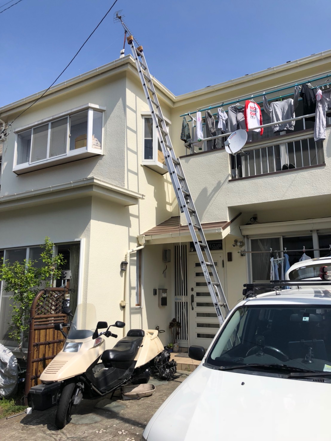 梯子を立てかけた戸建住宅