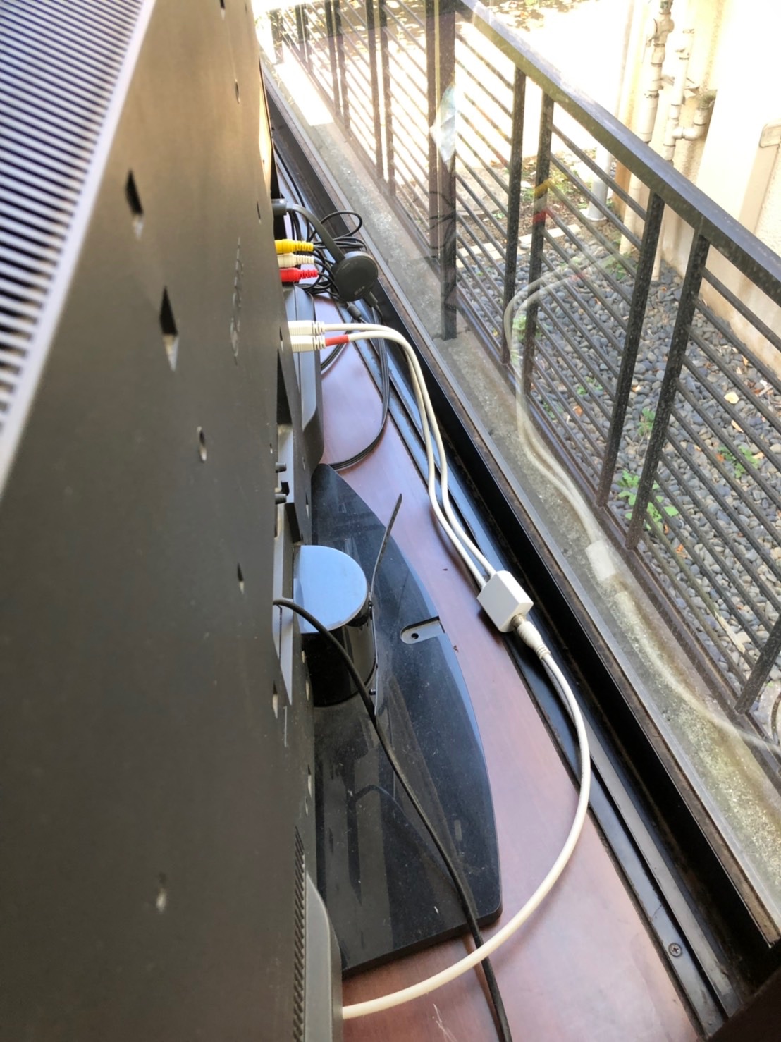 テレビ裏に配線した分波器