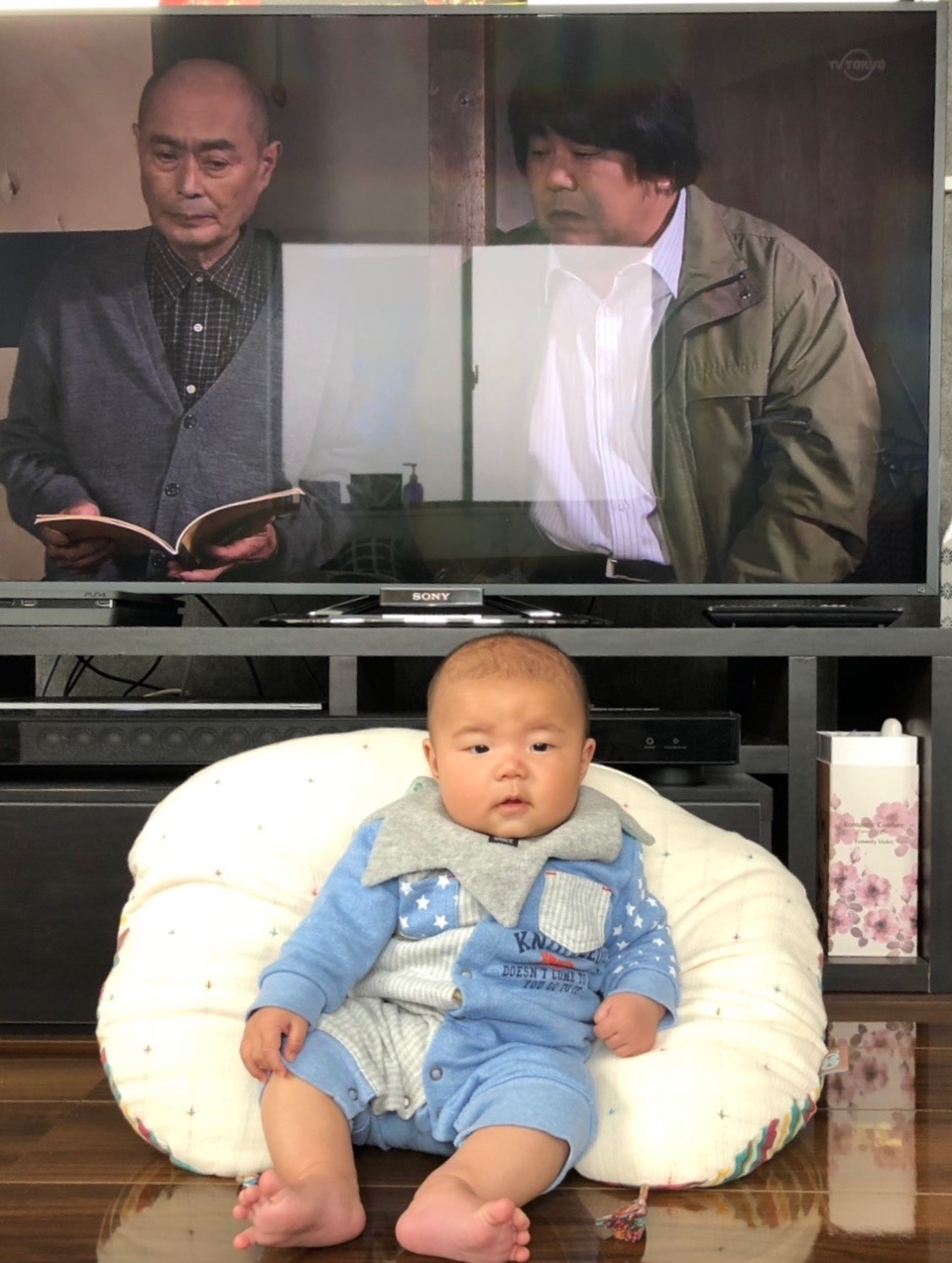 テレビの前に座っている赤ちゃん