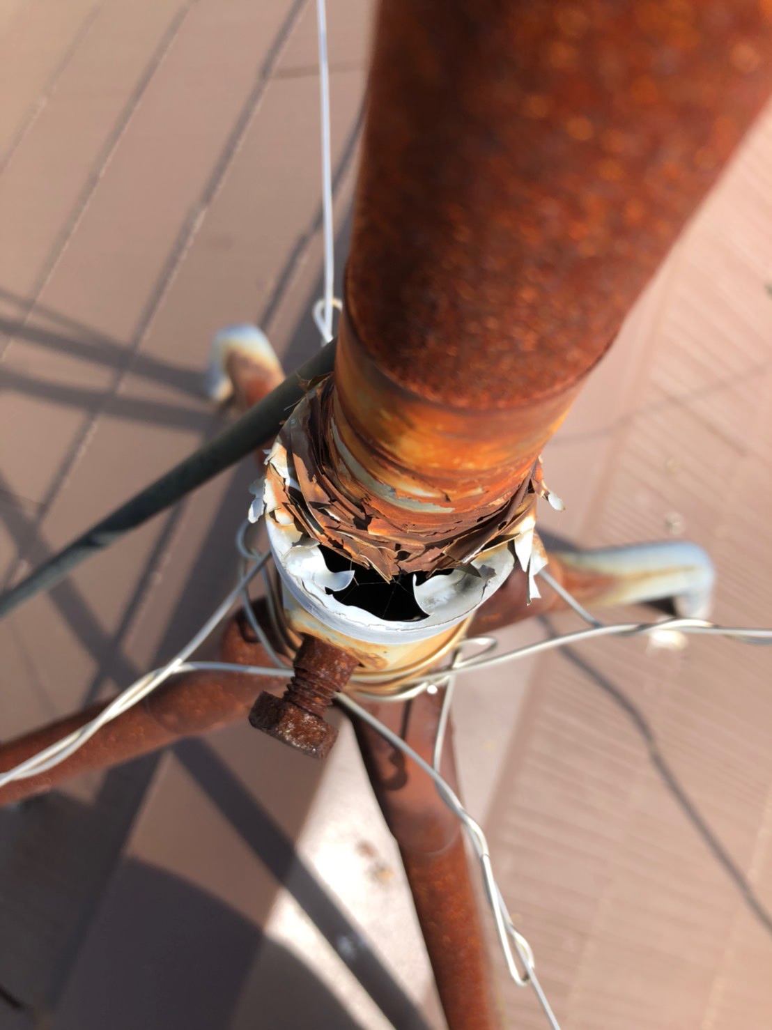 錆びたアンテナの支柱