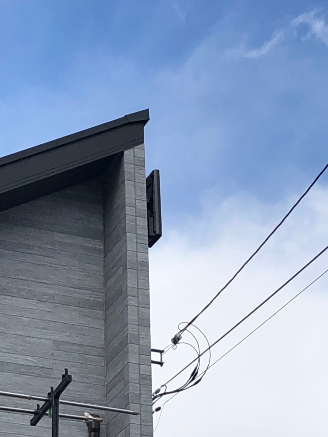 外壁に取り付けたデザインアンテナ