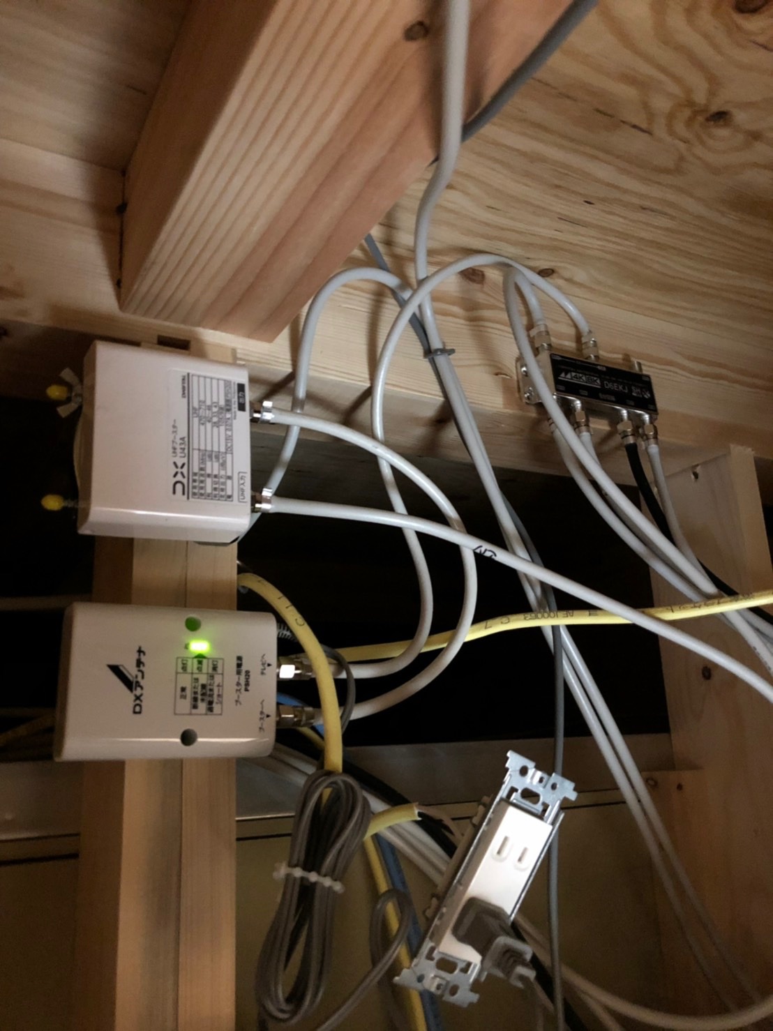 屋根裏の分配器とブースターの本体と電源部