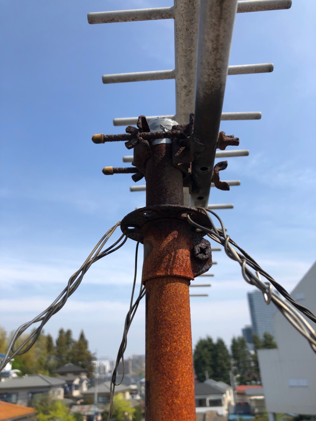 錆びたアンテナの支柱