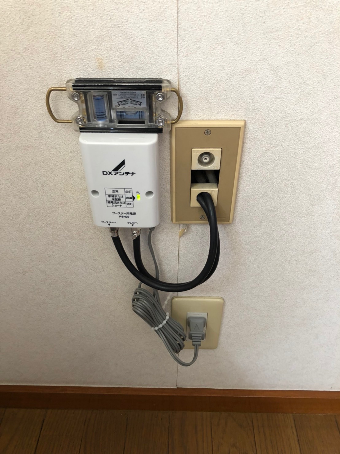 壁面の端子に設置したブースターの電源部