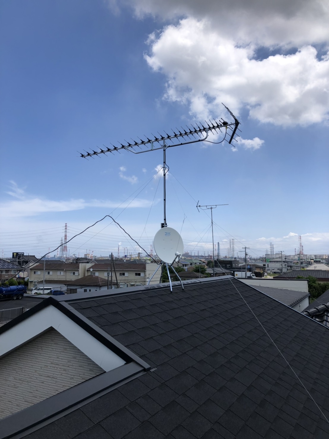 屋根上の高性能アンテナとBS/CSアンテナ