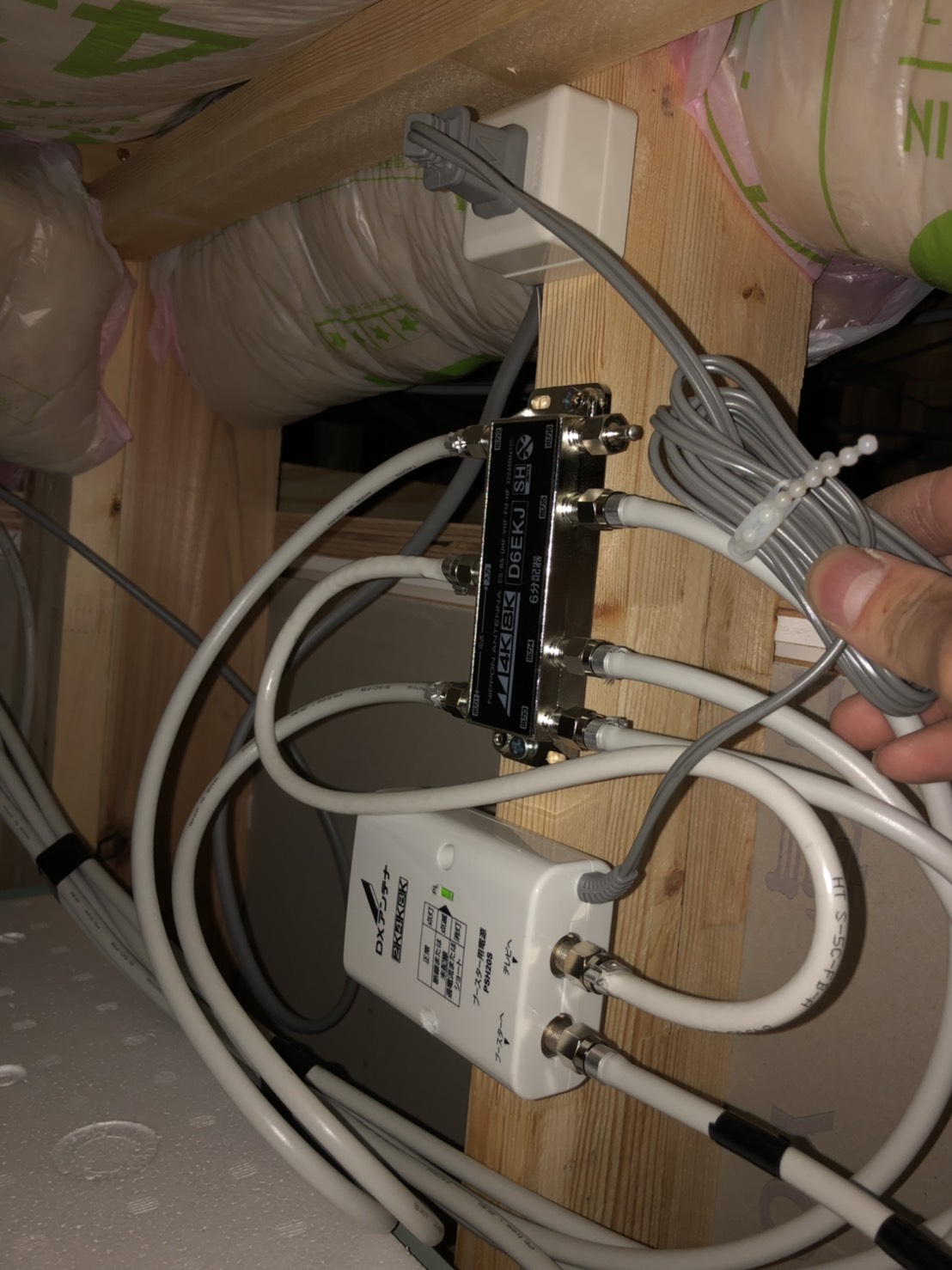 屋根裏の分配器とブースターの電源部