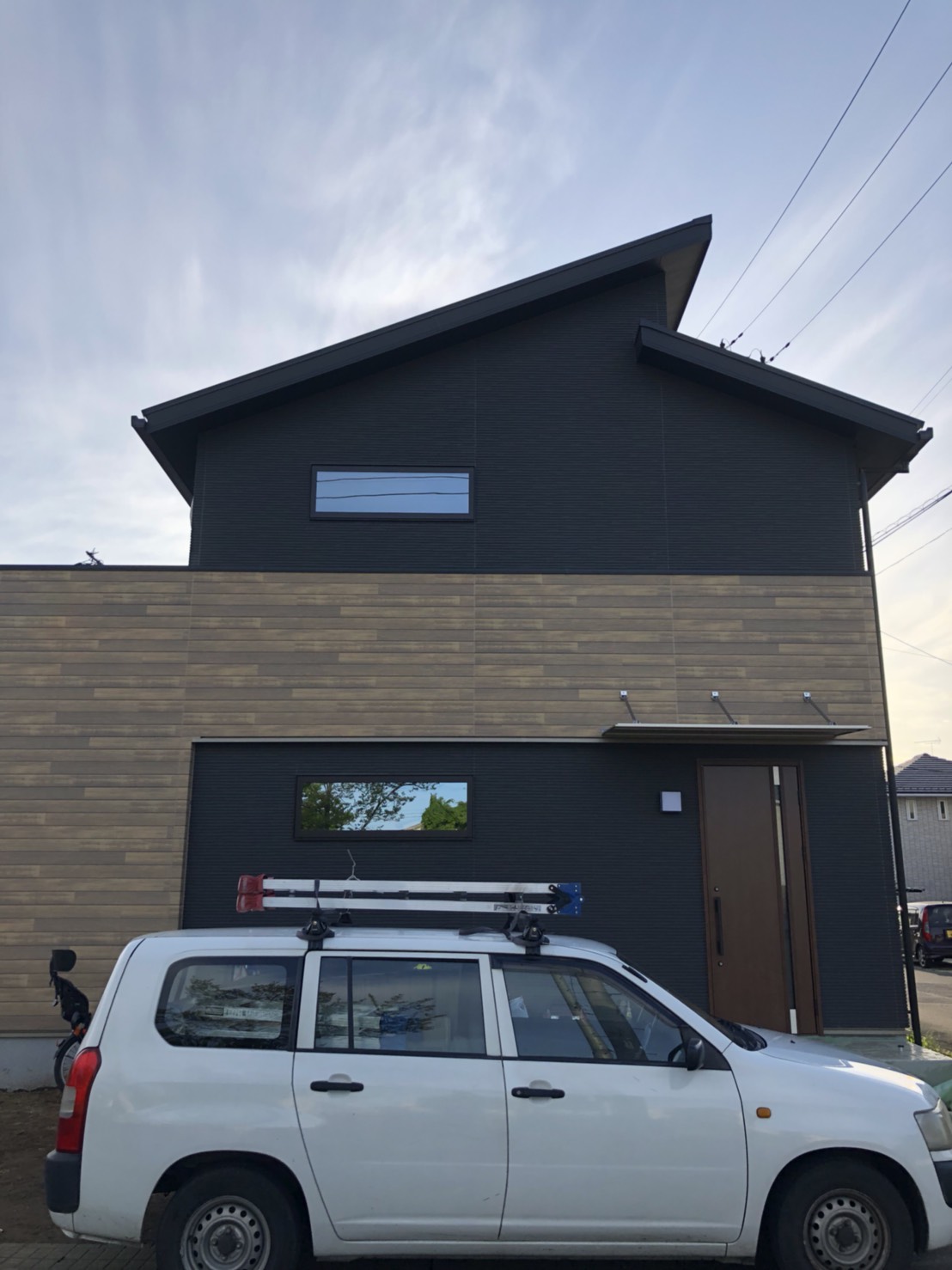 戸建住宅と敷地に停車した商用車