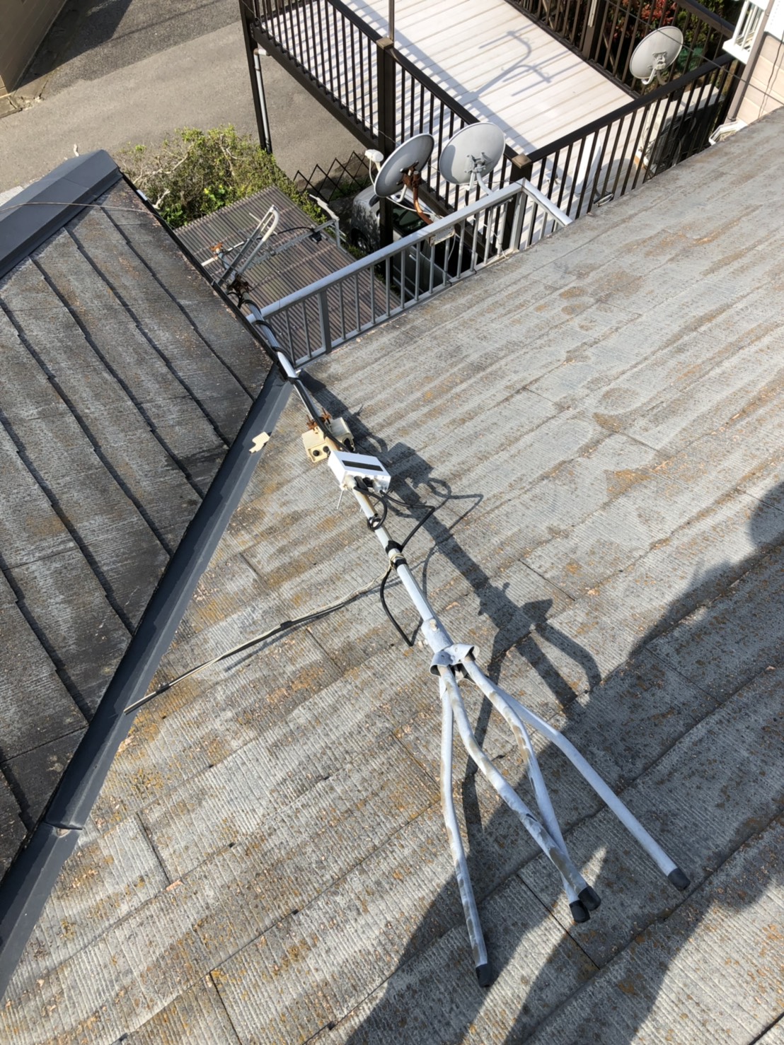 屋根上のテレビアンテナ