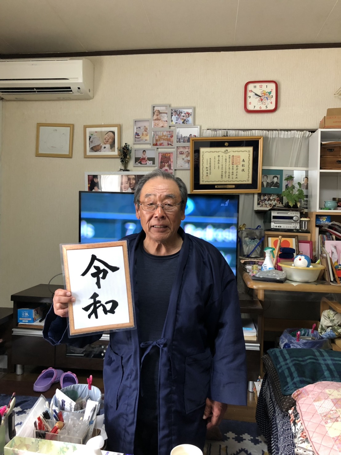 テレビ前の男性