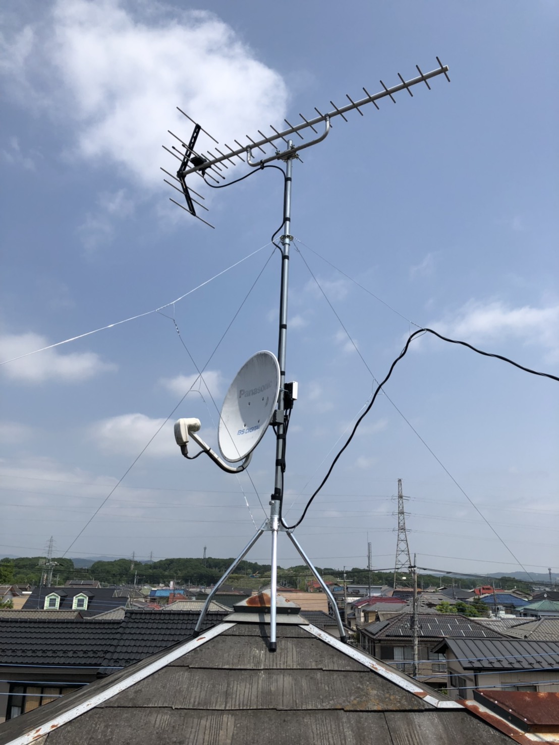 屋根上に設置したUHFアンテナとBS/CSアンテナ