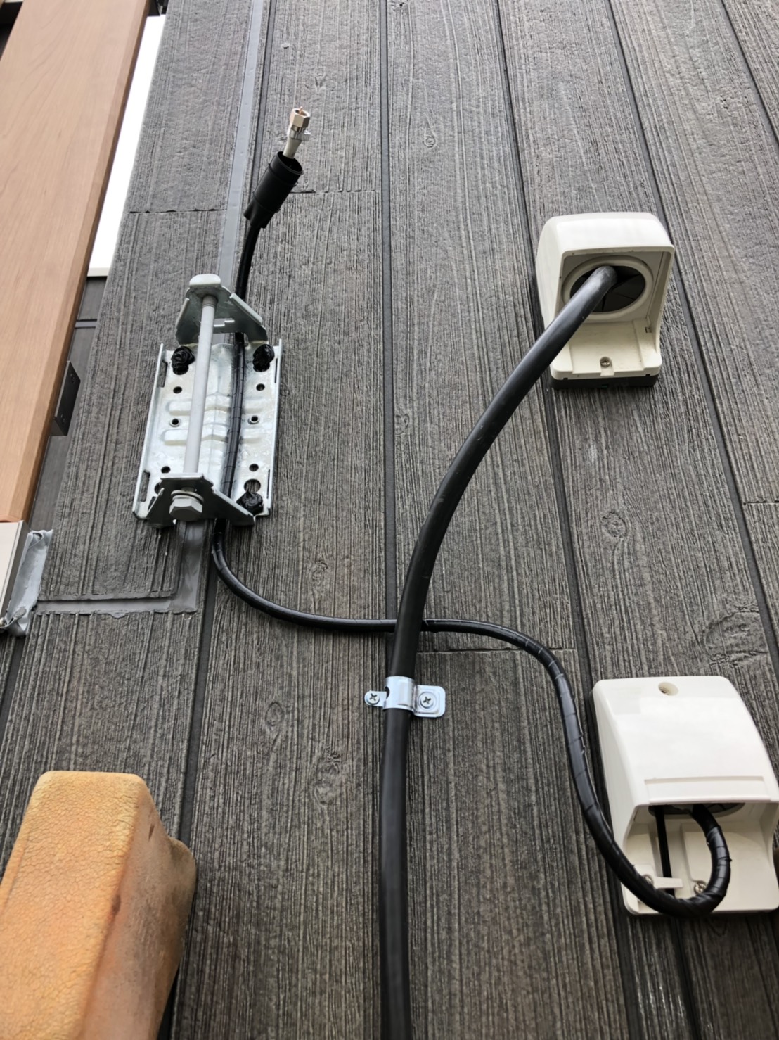 外壁に取り付けたアンテナ専用金具