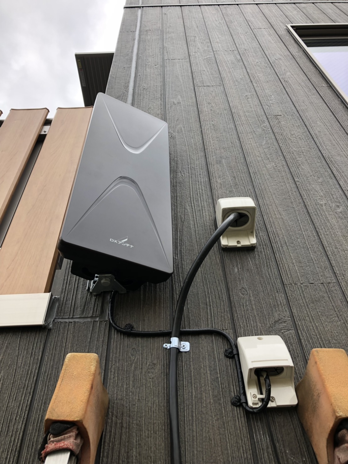 外壁に取り付けたデザインアンテナ