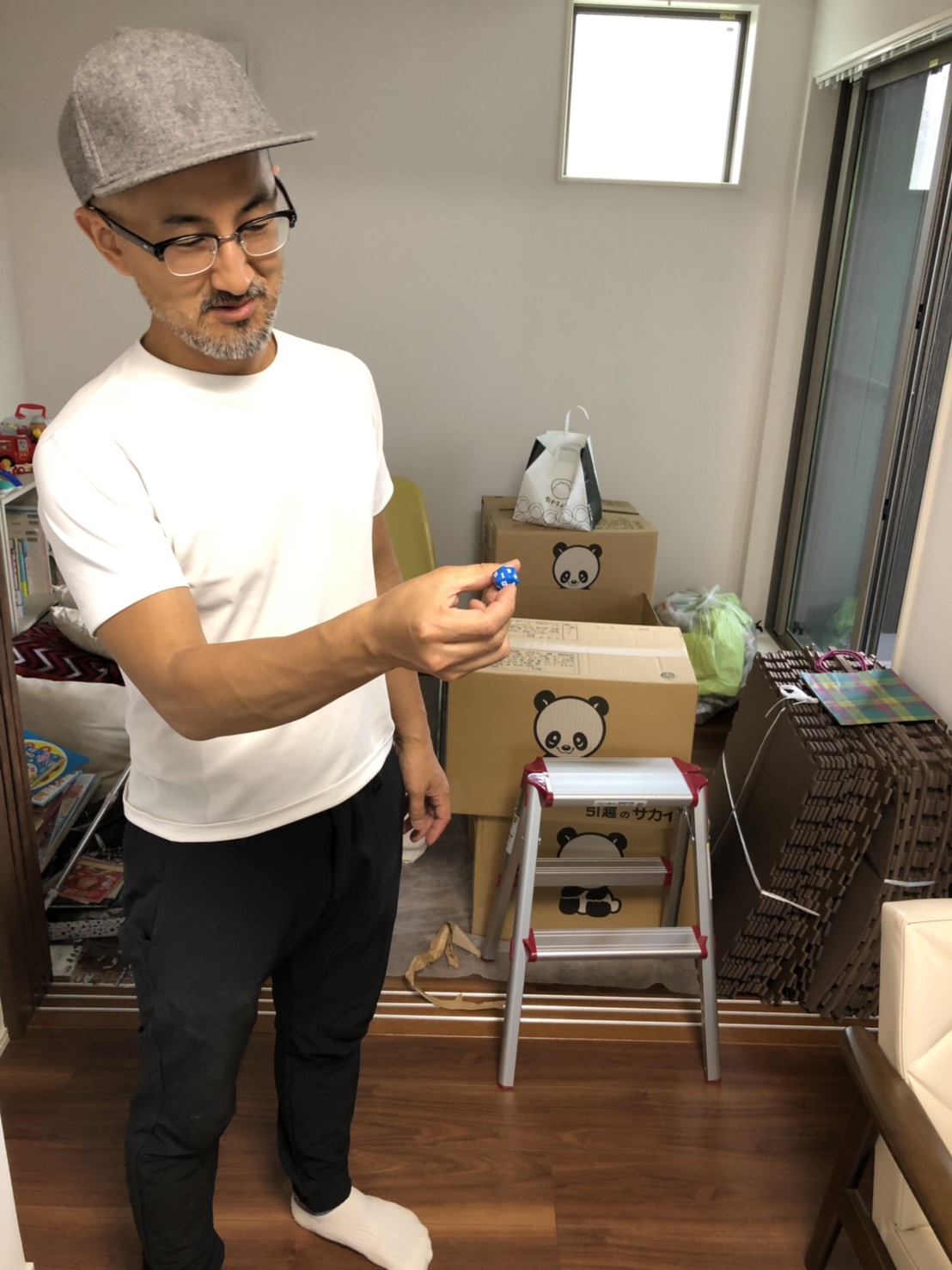 サイコロを手にする男性