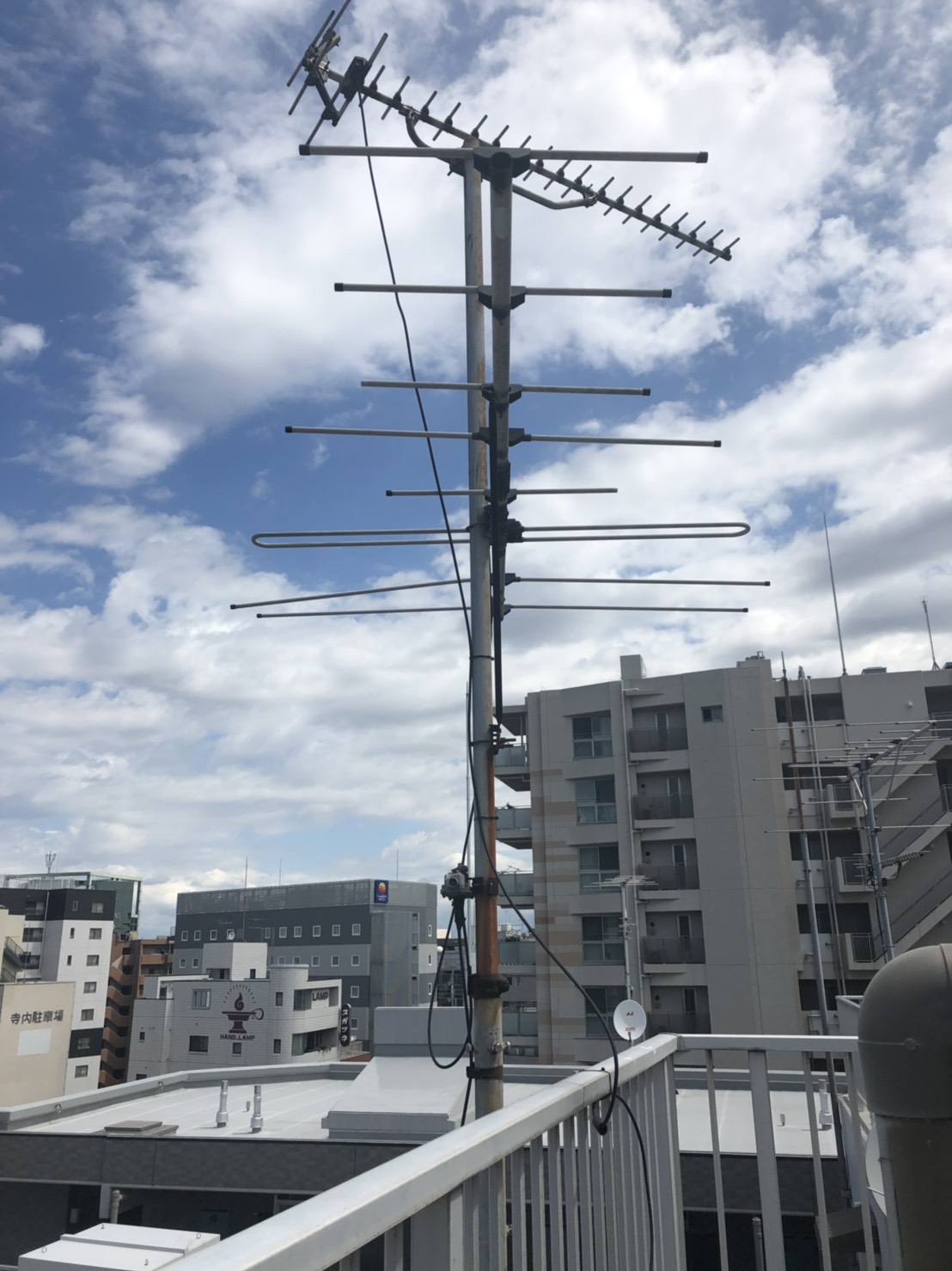 屋上のテレビアンテナ