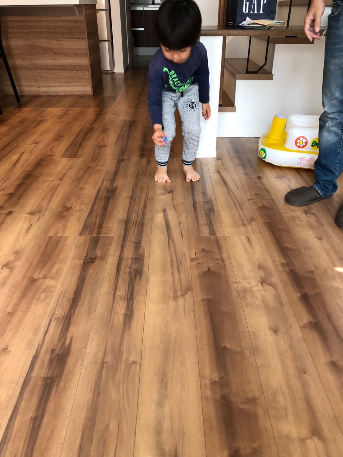 サイコロを振る少年