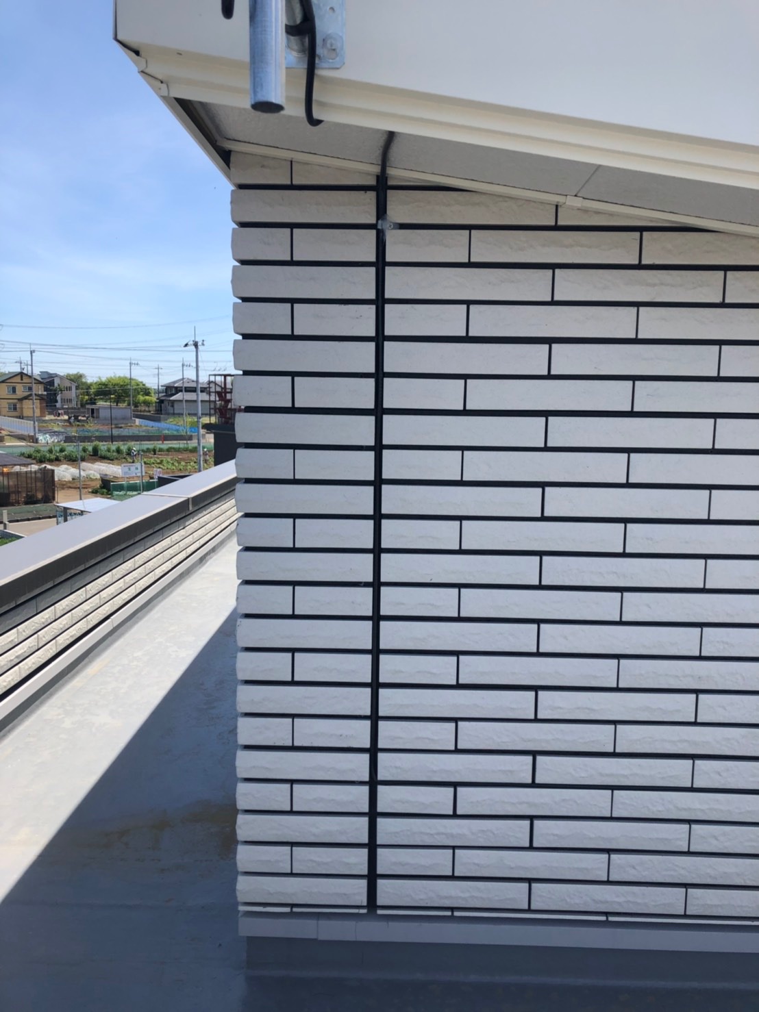 外壁のスリットに配線したアンテナケーブル