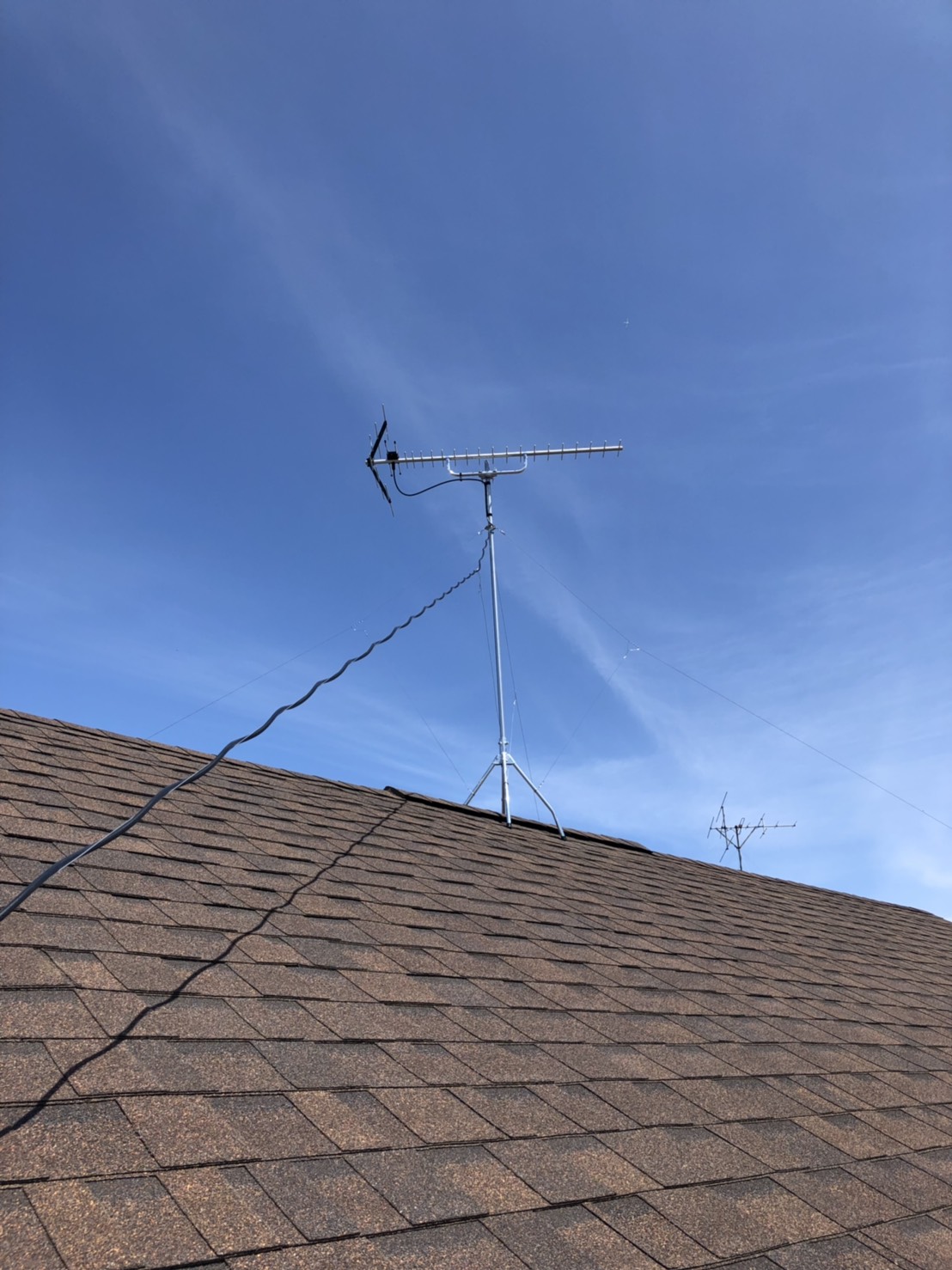 屋根上に設置したUHFアンテナ