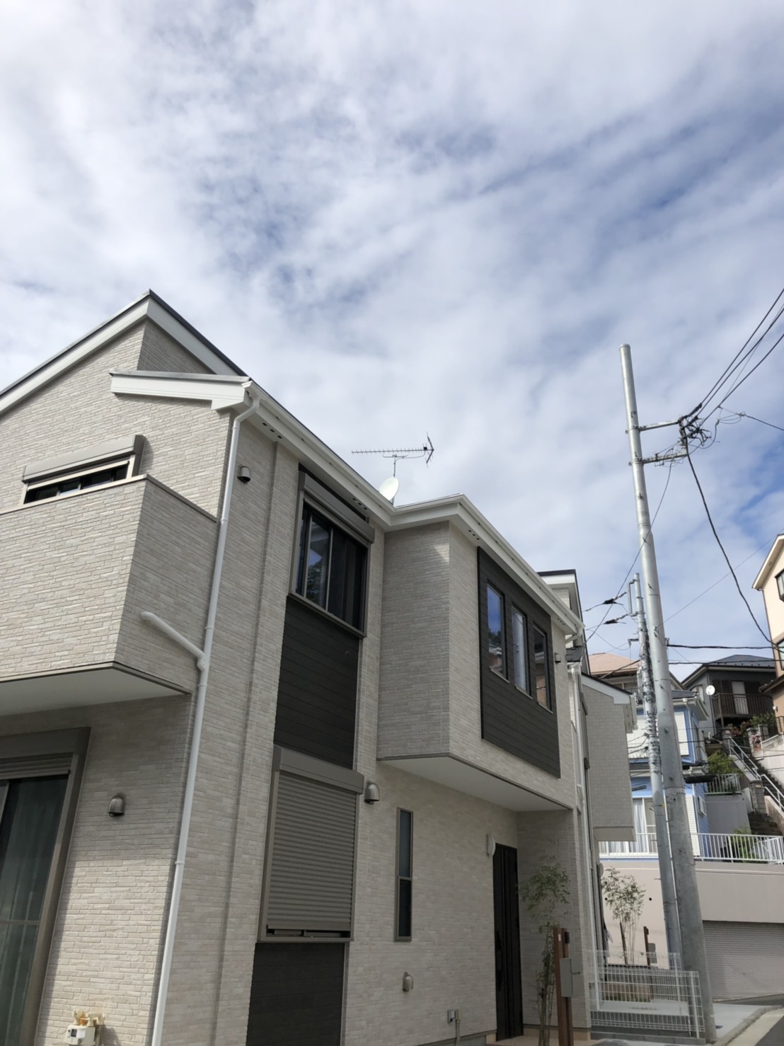 UHFアンテナとBS/CSアンテナを設置した戸建住宅