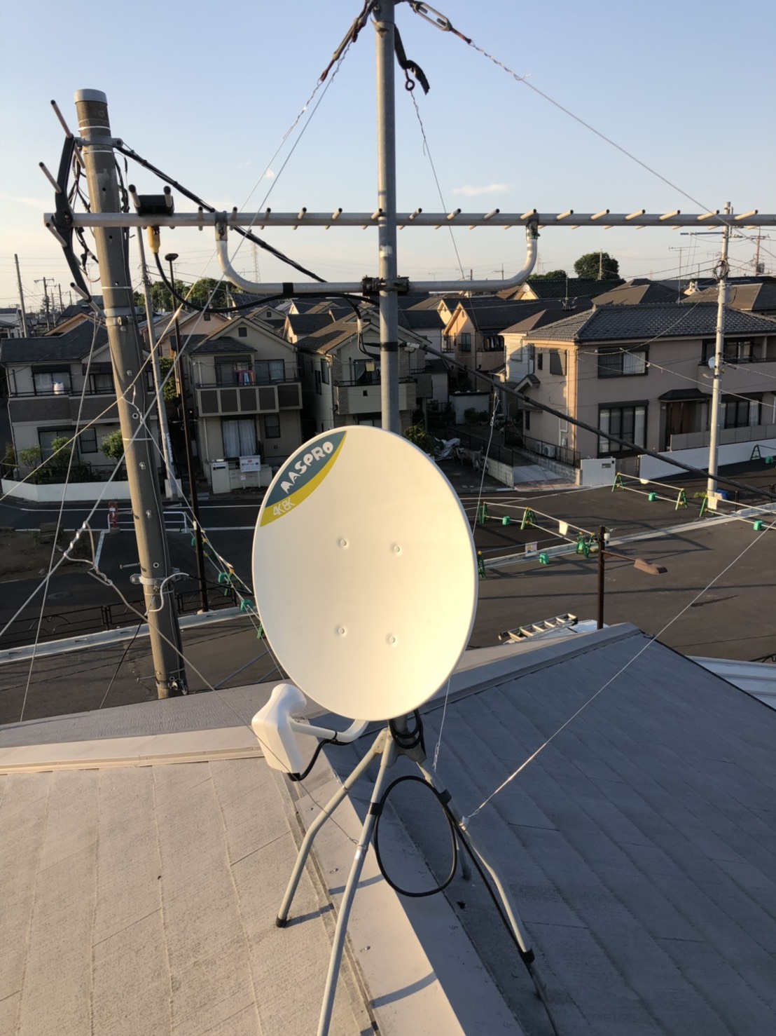 屋根上のUHFアンテナとBS/CSアンテナ