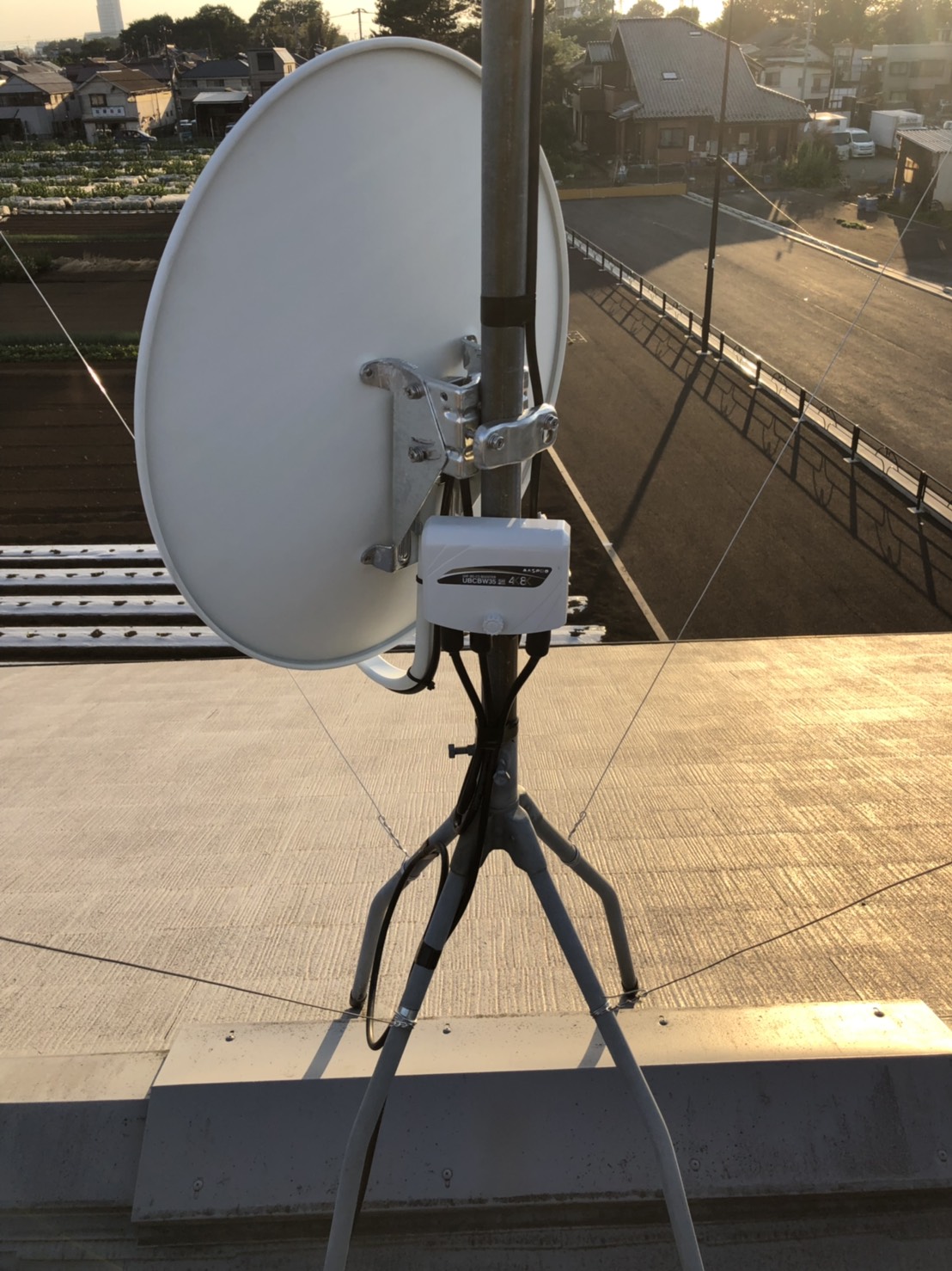 支柱に取り付けたBS/CSアンテナとブースター