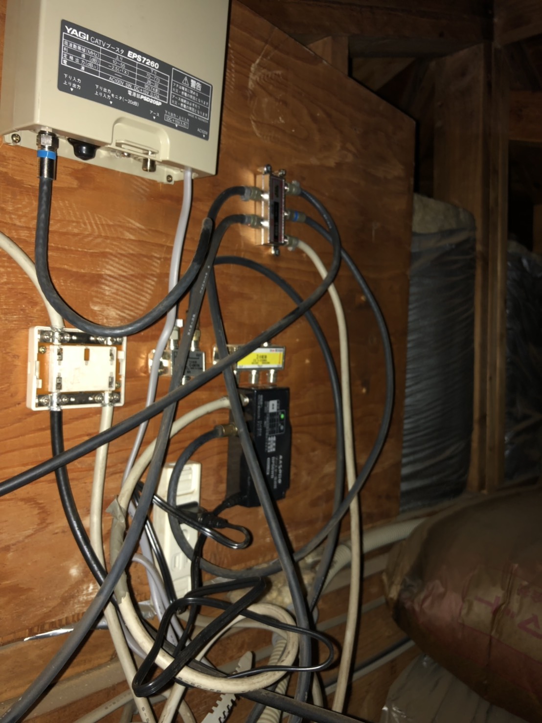 屋内のアンテナ周辺機器類と配線