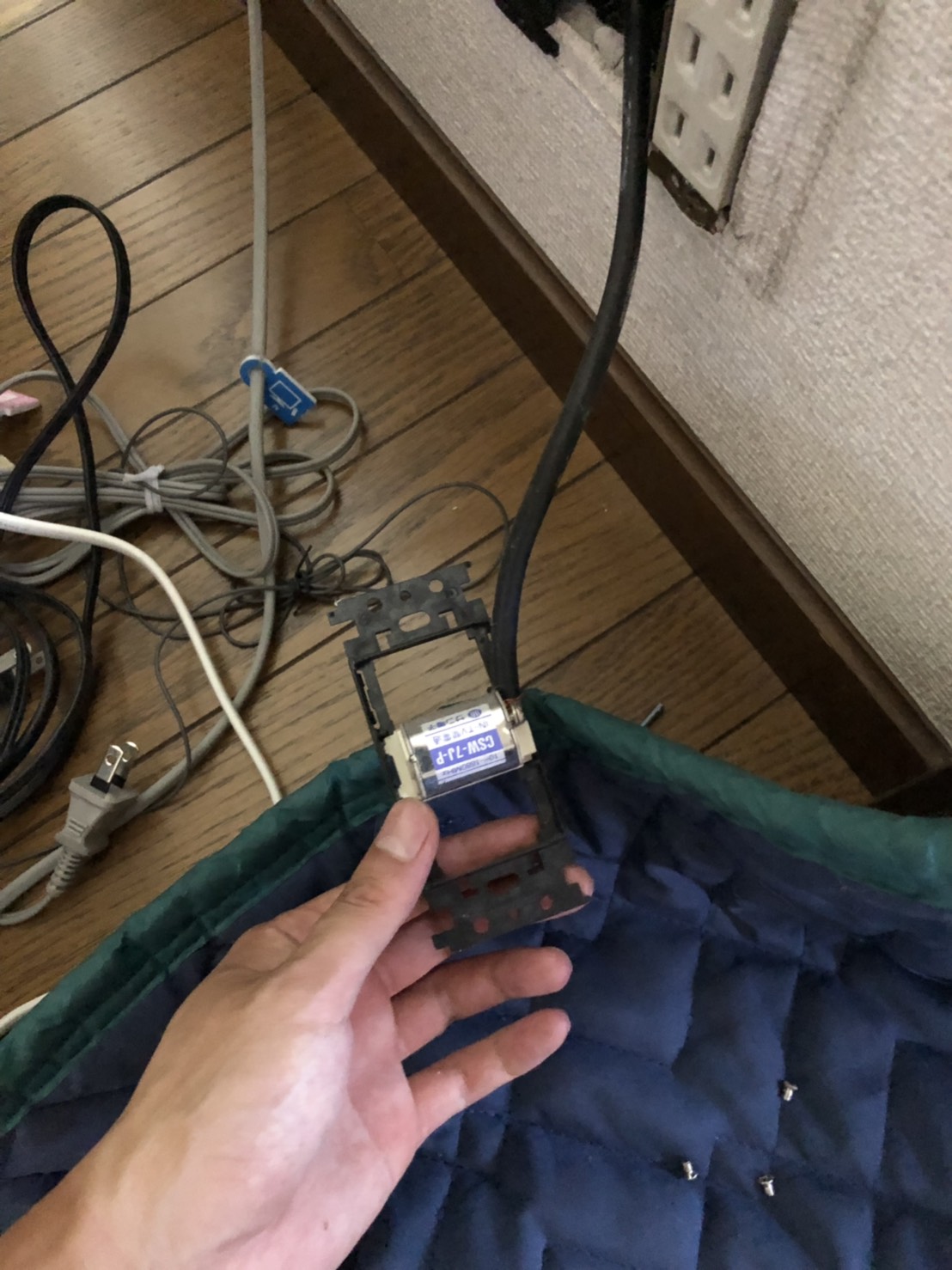 壁面のテレビ端子と配線類