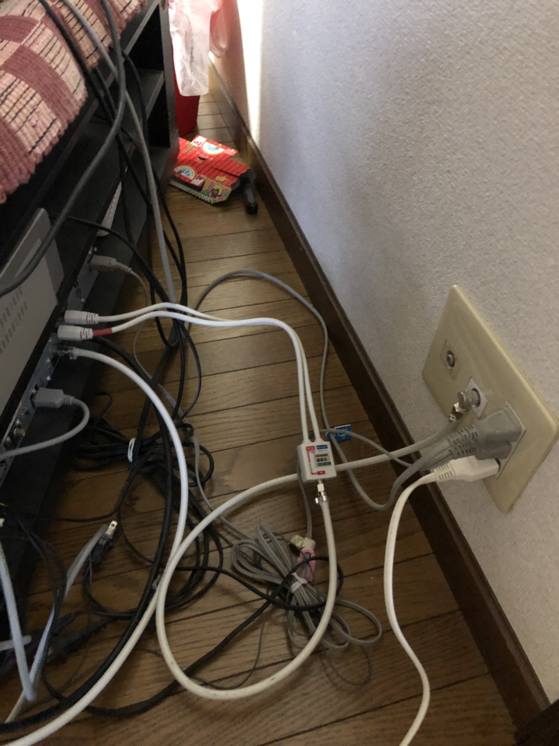 壁面のテレビ端子と配線類