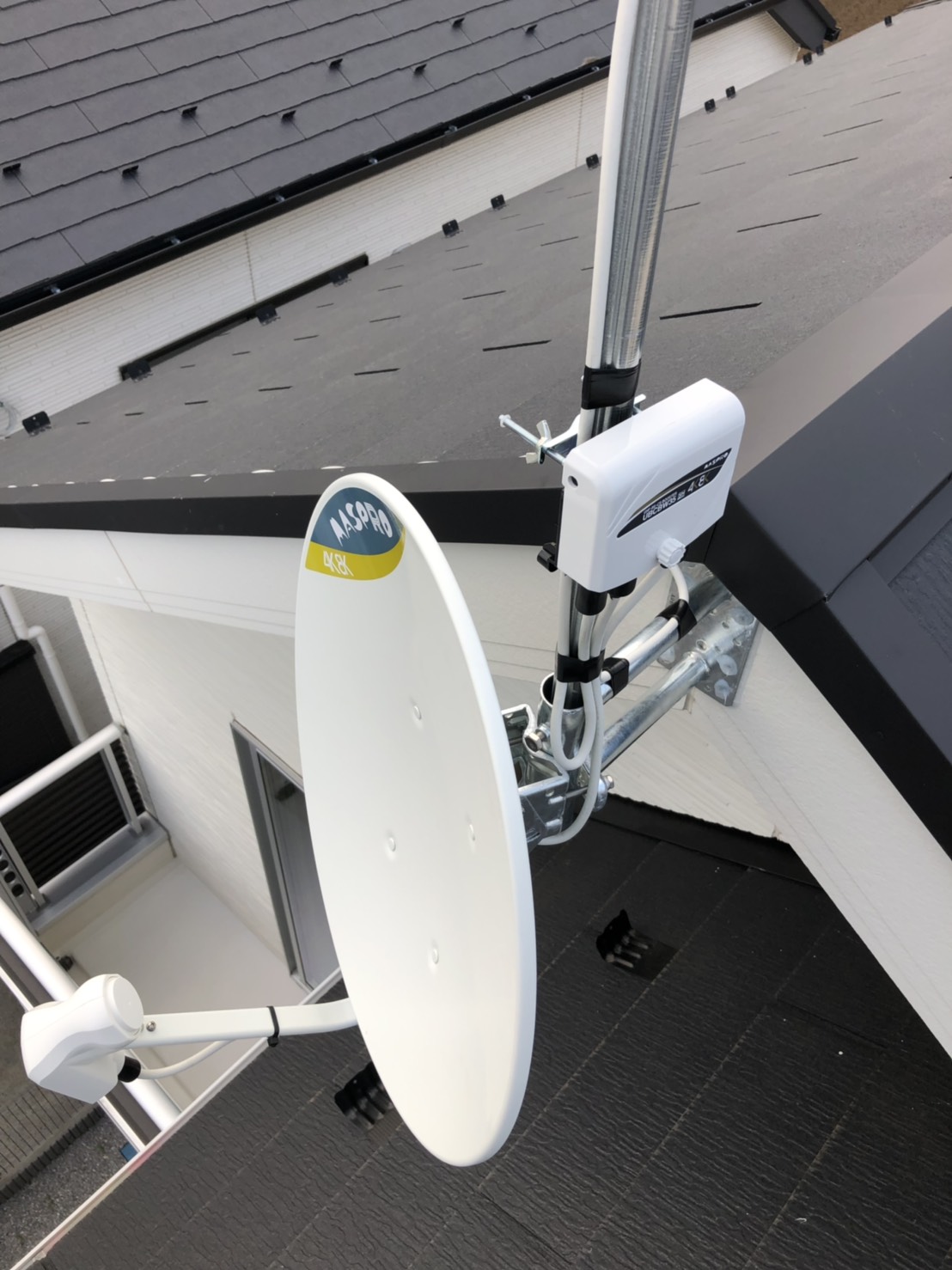 破風板に取り付けたBS/CSアンテナとブースターの本体