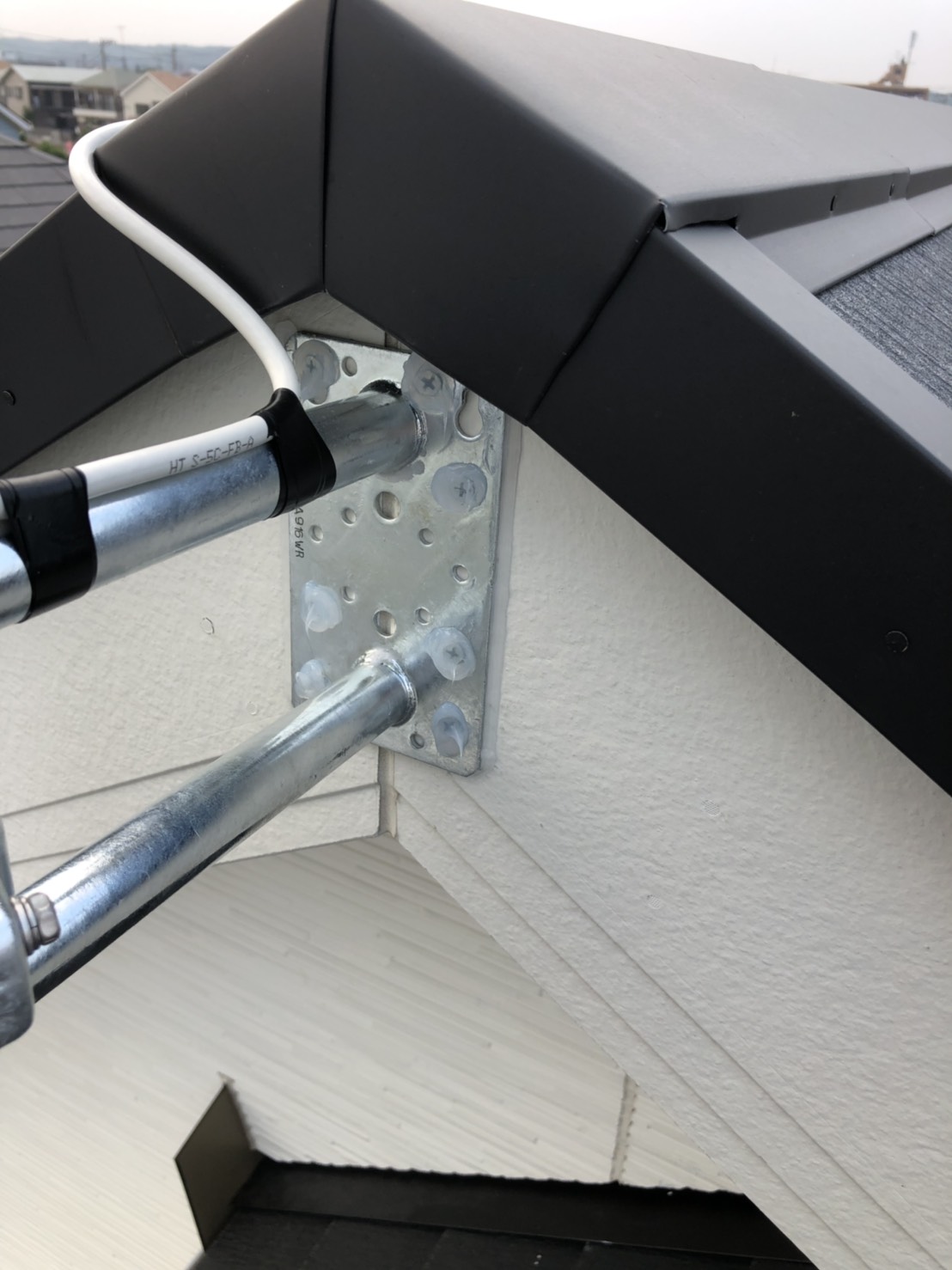 破風板にビス止めしたサイドベース