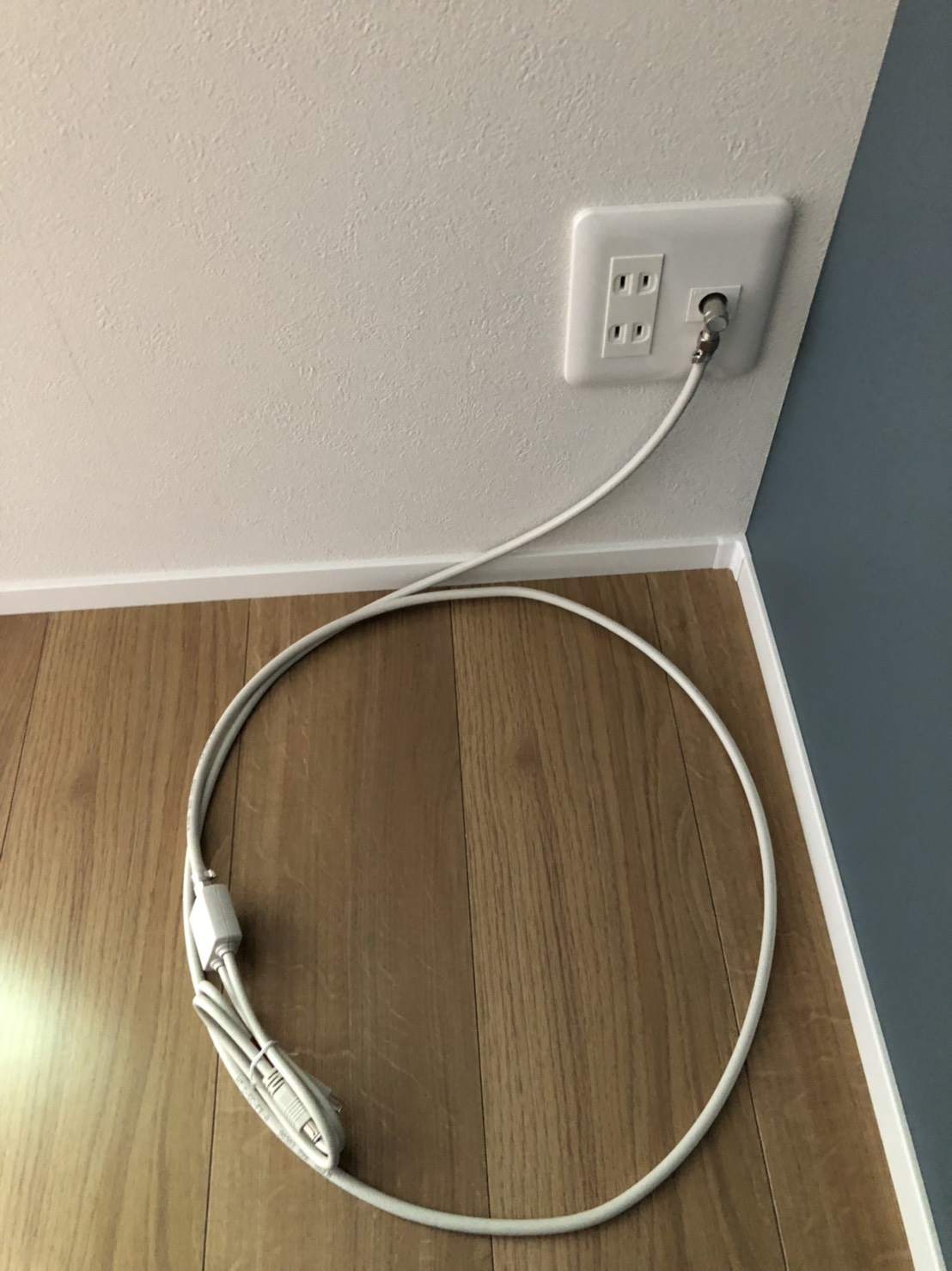 アンテナ端子に配線した分配器