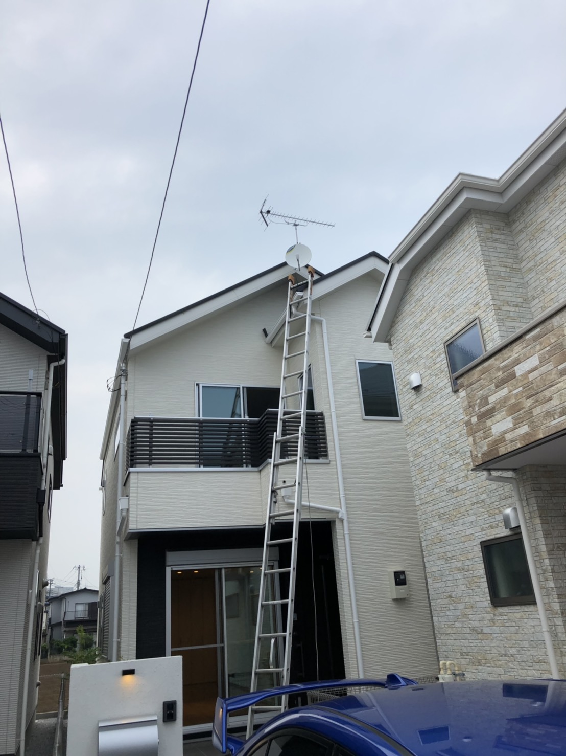 梯子を立てかけた戸建住宅