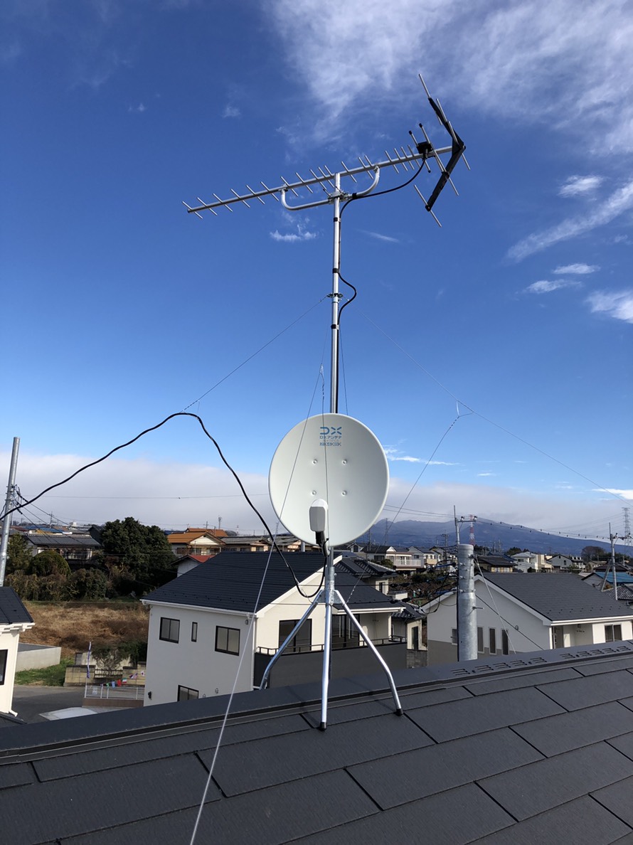 屋根上に設置したUHFアンテナとBS/CSアンテナ