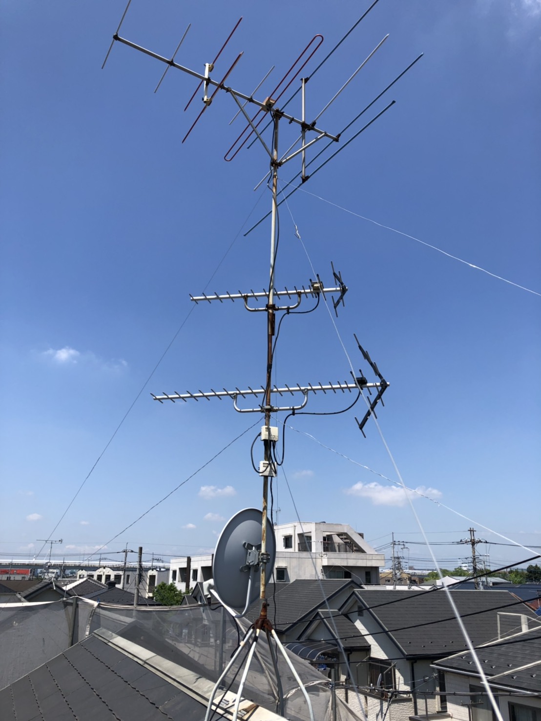 屋根上の3台の八木式アンテナとBSアンテナ