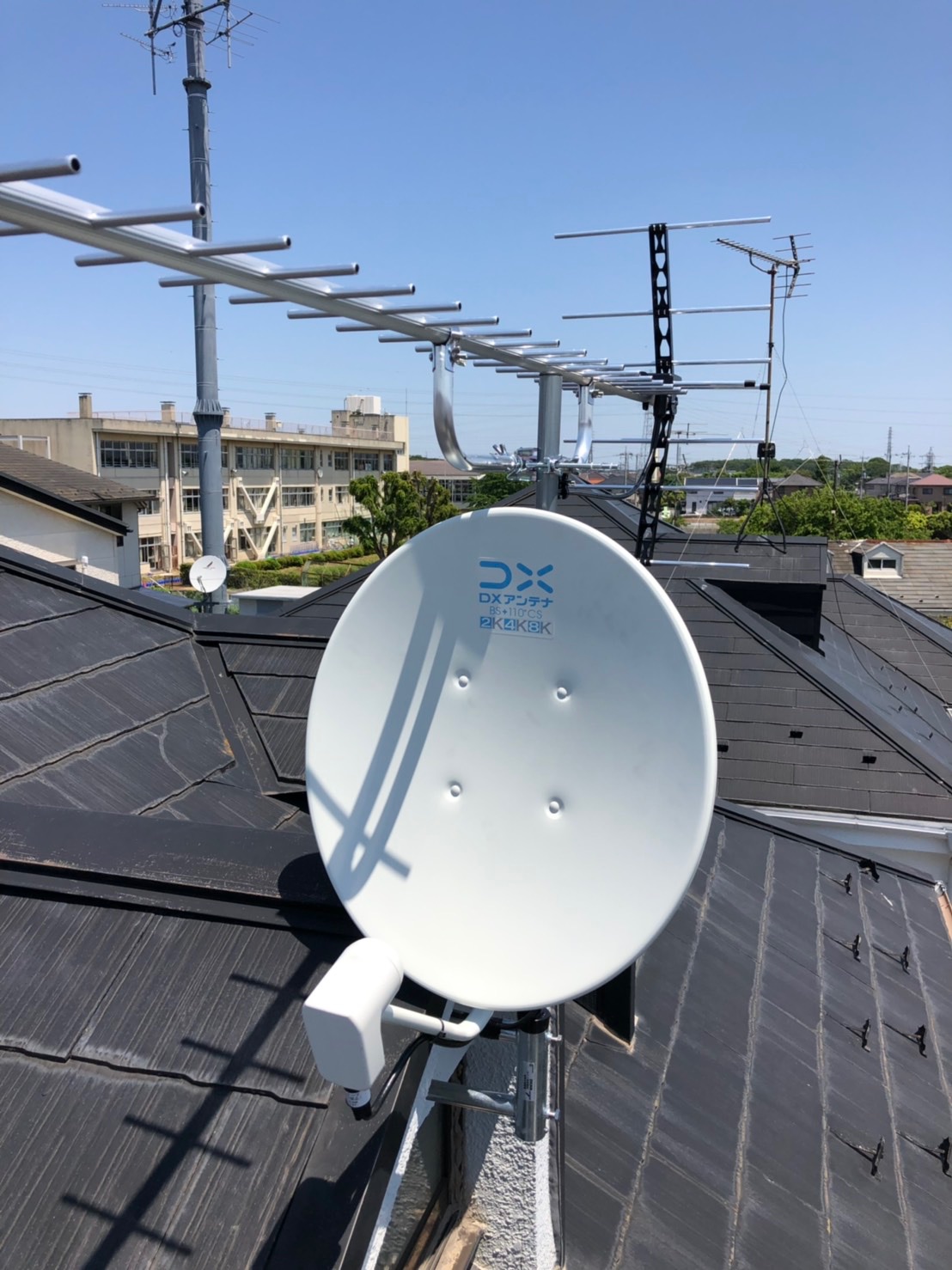 外壁に取り付けたUHFアンテナとBS/CSアンテナ
