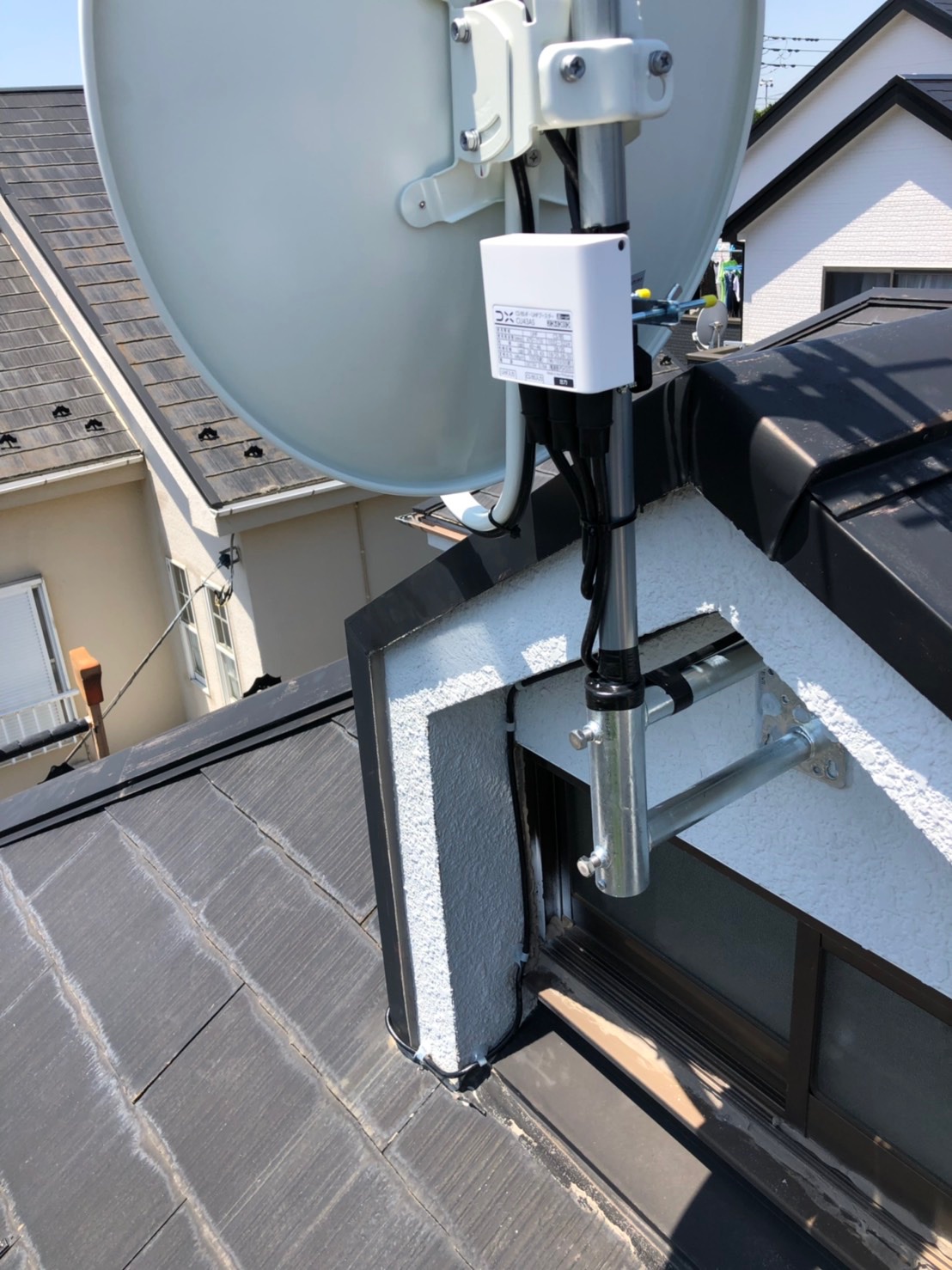 外壁に取り付けたBS/CSアンテナとブースター
