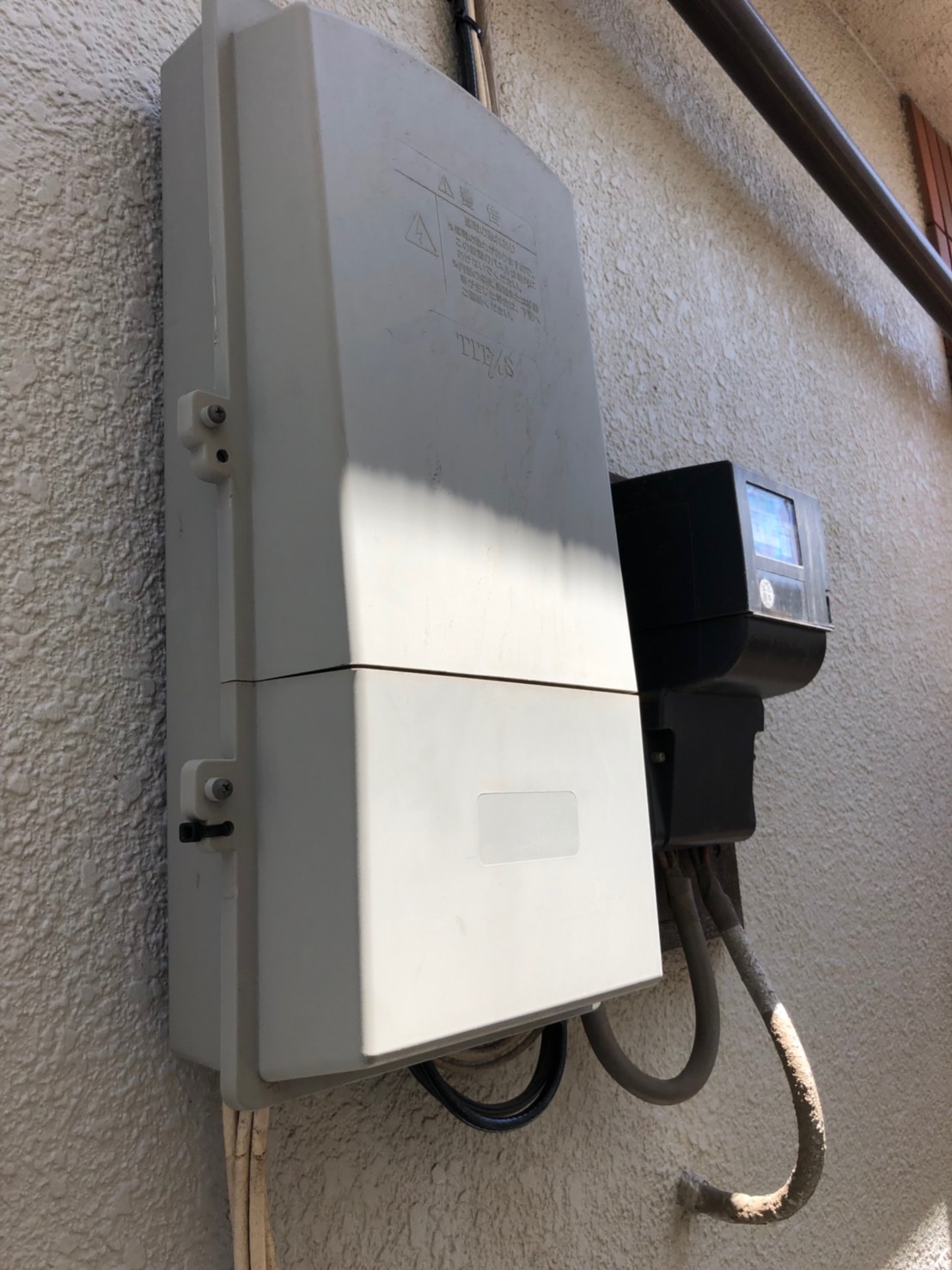 屋外のマルチメディアボックス