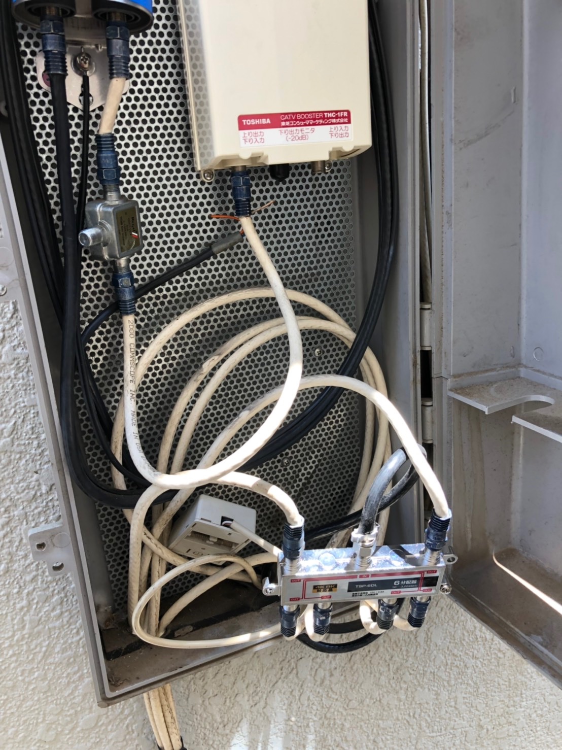 マルチメディアボックス内の機器類