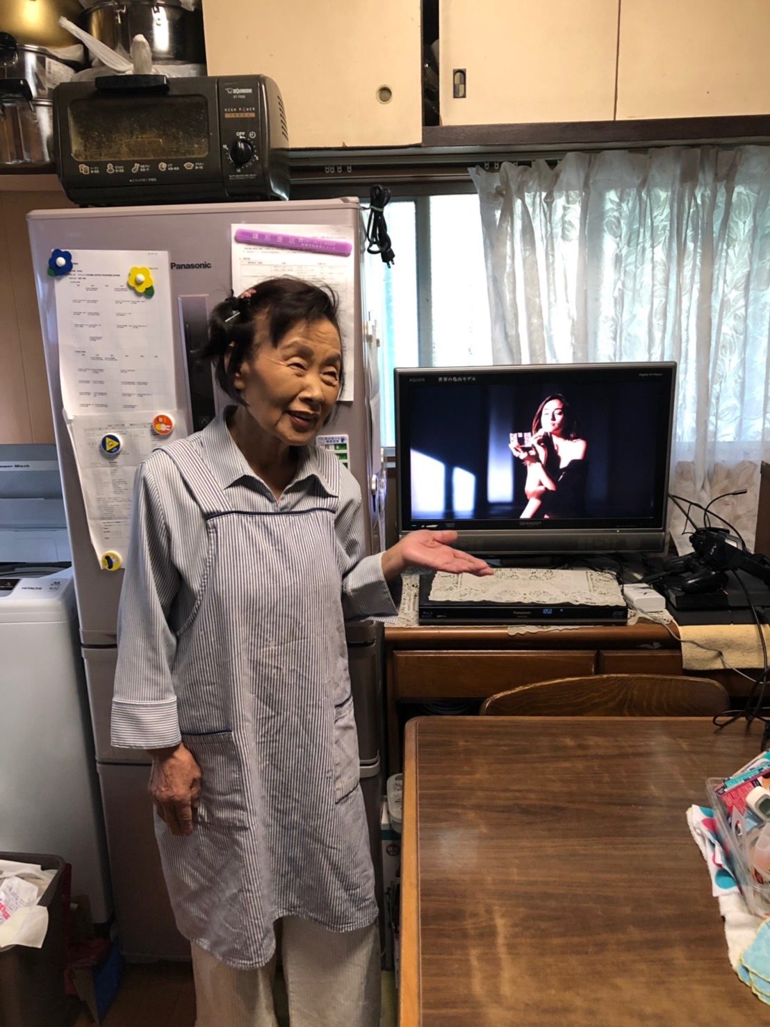 テレビ前の女性