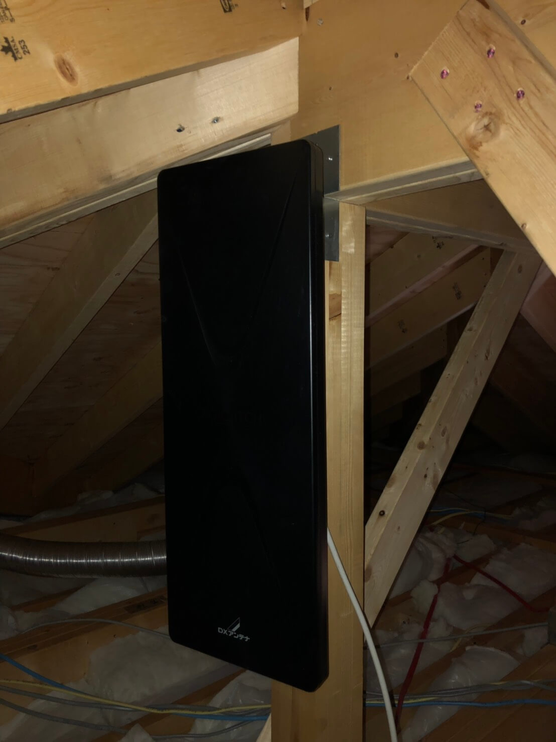 屋根裏に設置したブラック色のデザインアンテナ