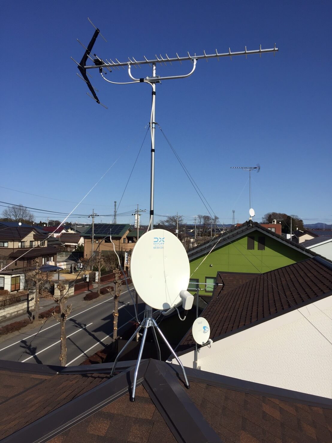 UHFアンテナとBSCSアンテナの屋根上設置