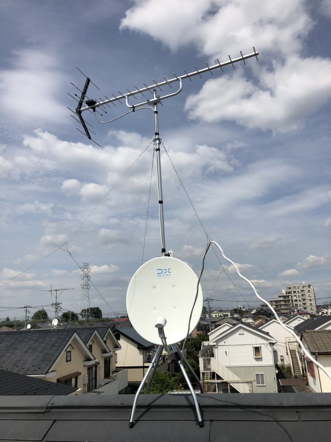 屋根上に設置したUHFアンテナとBS/CSアンテナ