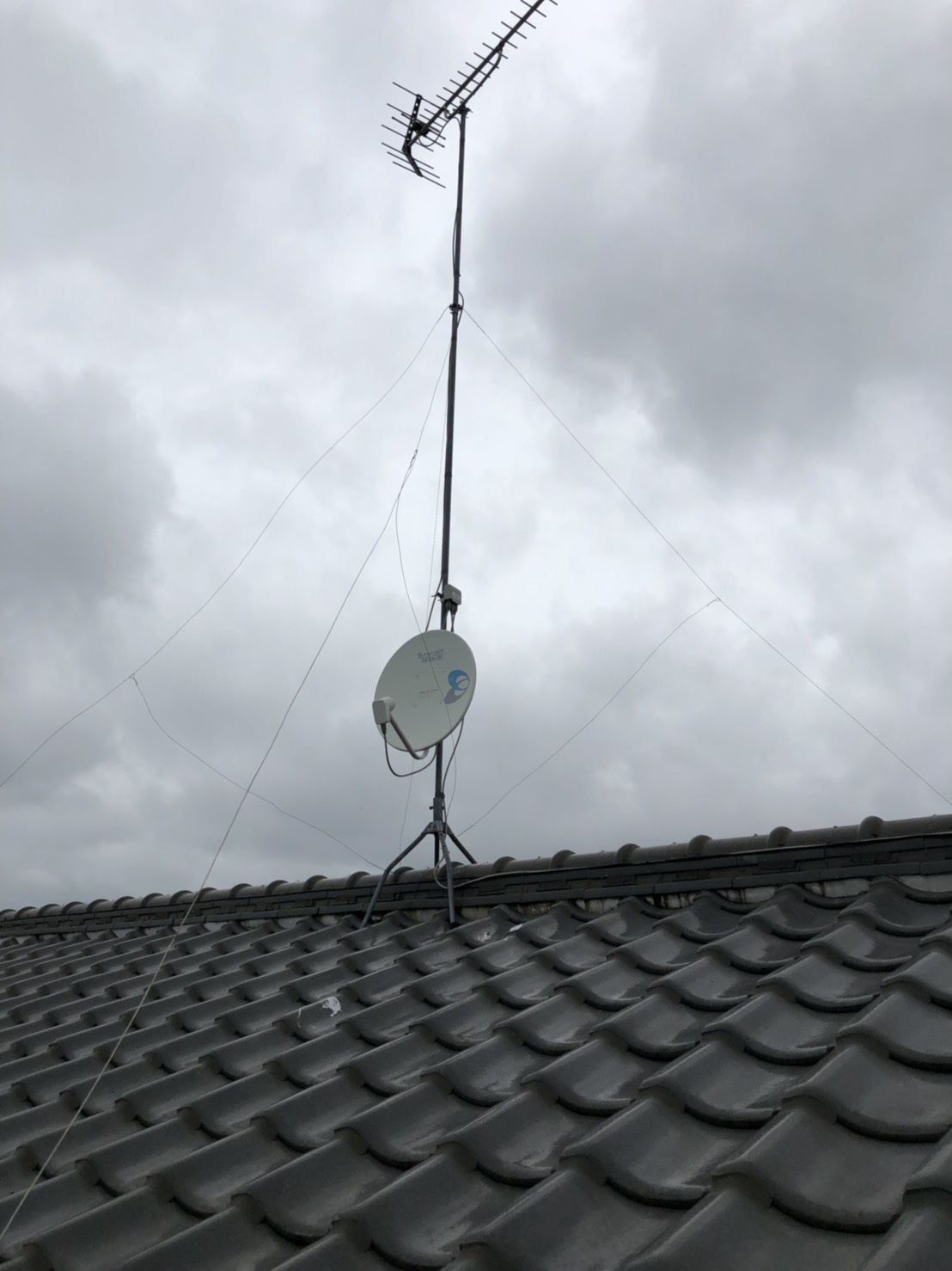 屋根上に設置したUHFアンテナとBS/CSアンテナ