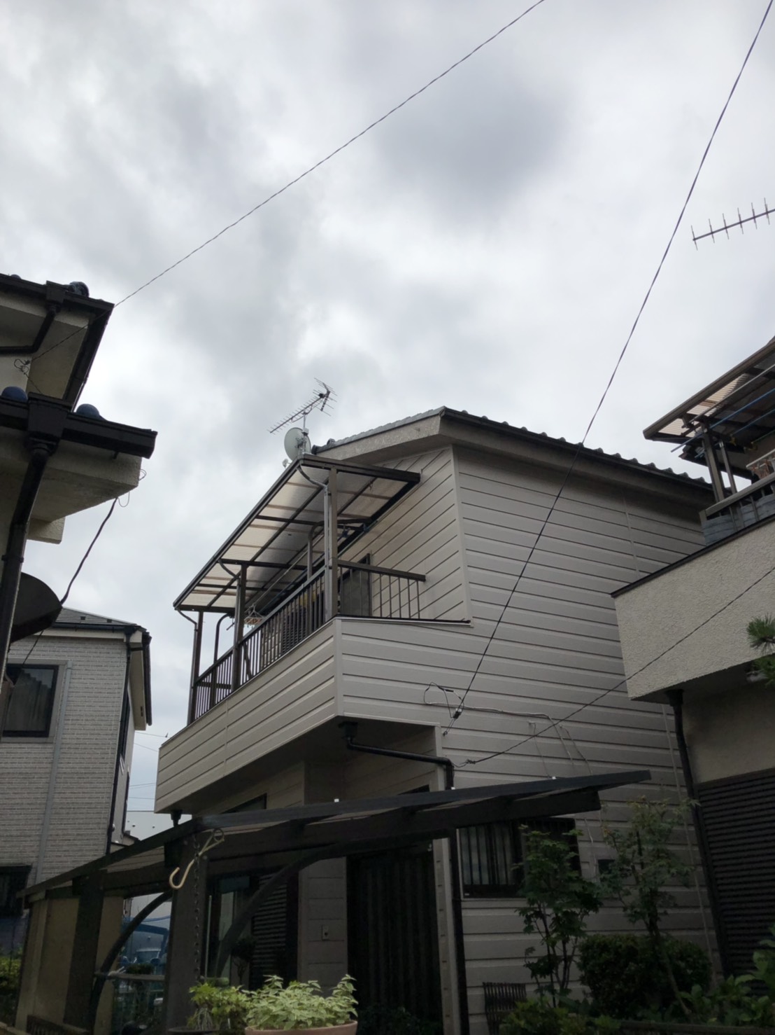 UHFアンテナとBS/CSアンテナを設置した戸建住宅