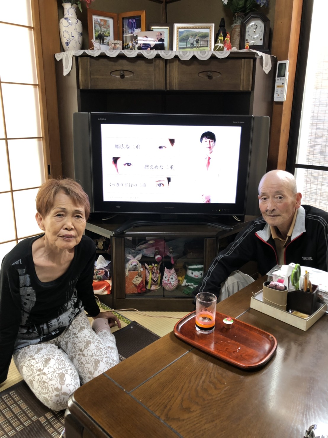 テレビ前で撮影に応じる夫婦