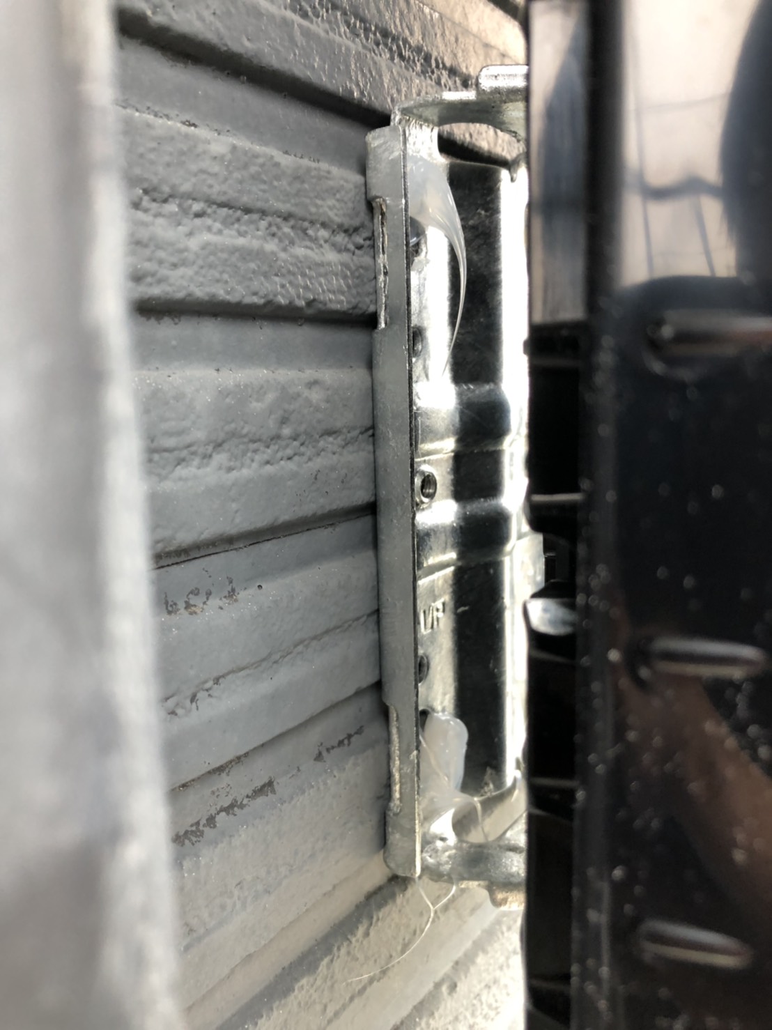 外壁に取り付けたアンテナ専用金具