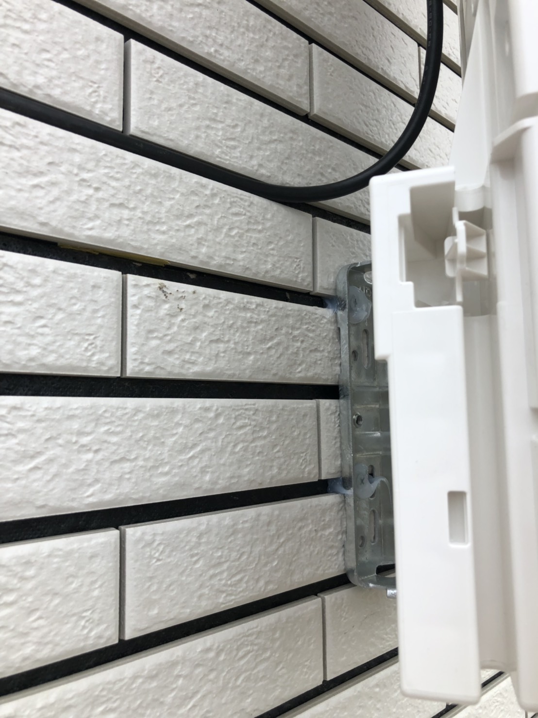 外壁に取り付けたデザインアンテナと専用金具